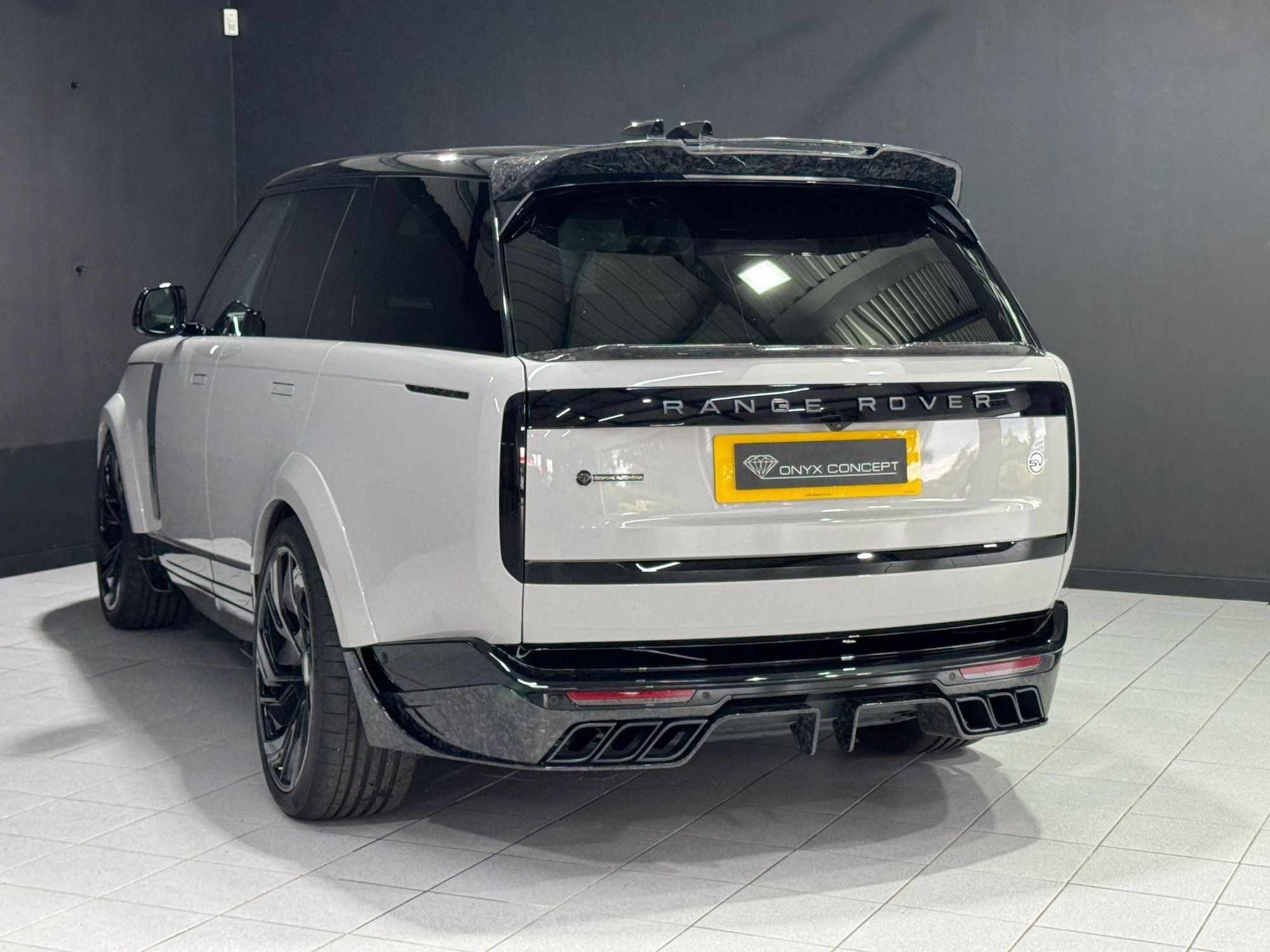 LAND ROVER RANGE ROVER ESTATE 4.4 P615 V8 SV 4dr Auto for sale UK - Slide 4