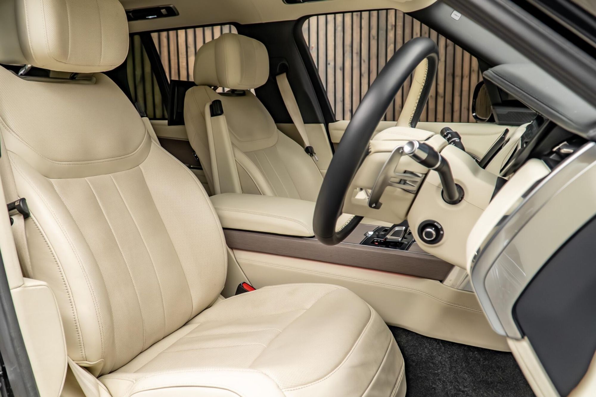 LAND ROVER RANGE ROVER DIESEL ESTATE 3.0 D350 First Edition 4dr Auto for sale UK - Slide 2