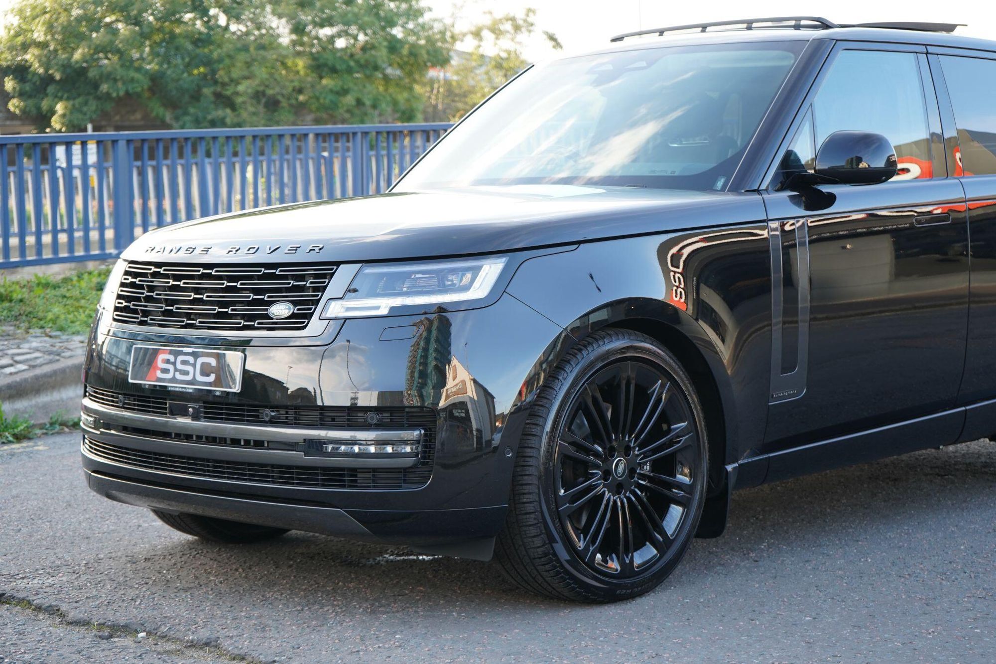 LAND ROVER RANGE ROVER DIESEL ESTATE 3.0 D350 Autobiography 4dr Auto for sale UK - Slide 9