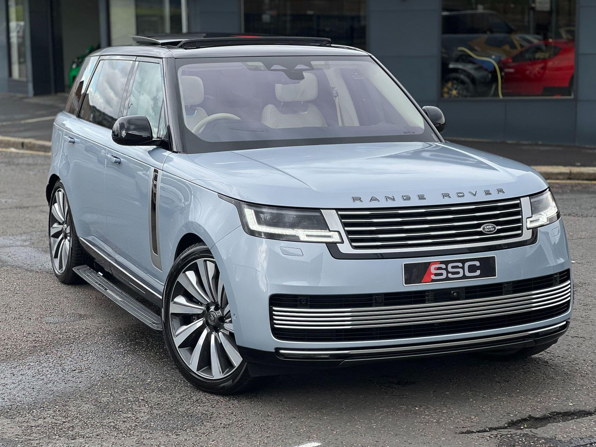 LAND ROVER RANGE ROVER ESTATE 4.4 P530 V8 SV LWB 4dr Auto for sale UK - Slide 4