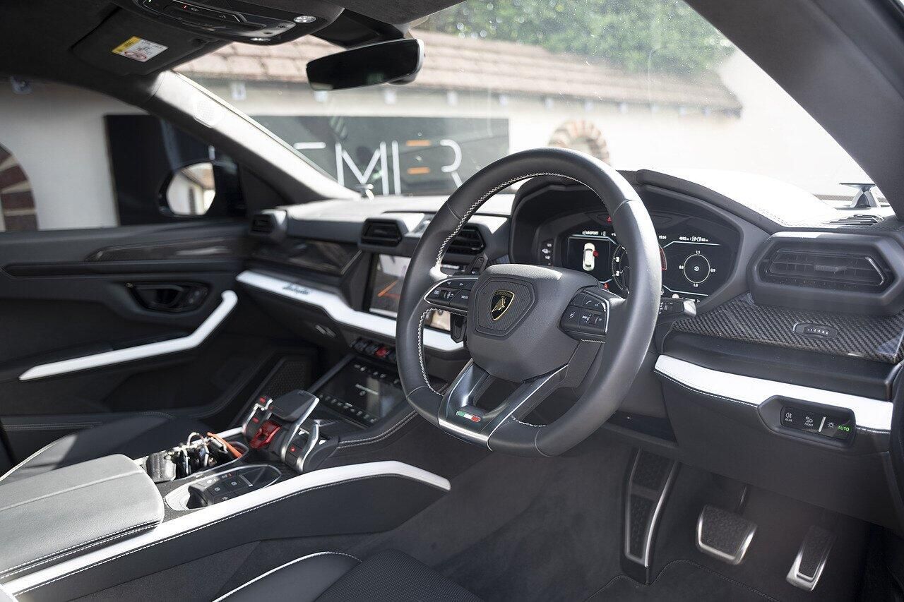 LAMBORGHINI URUS ESTATE 4.0T 25.9kWh Plug-in Hybrid FSI V8 5dr Auto for sale UK - Slide 8
