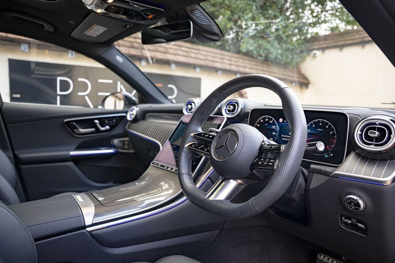 MERCEDES-BENZ GLC ESTATE GLC 300 4Matic AMG Line Premium Plus 5dr 9G-Tronic for sale UK - Slide 8