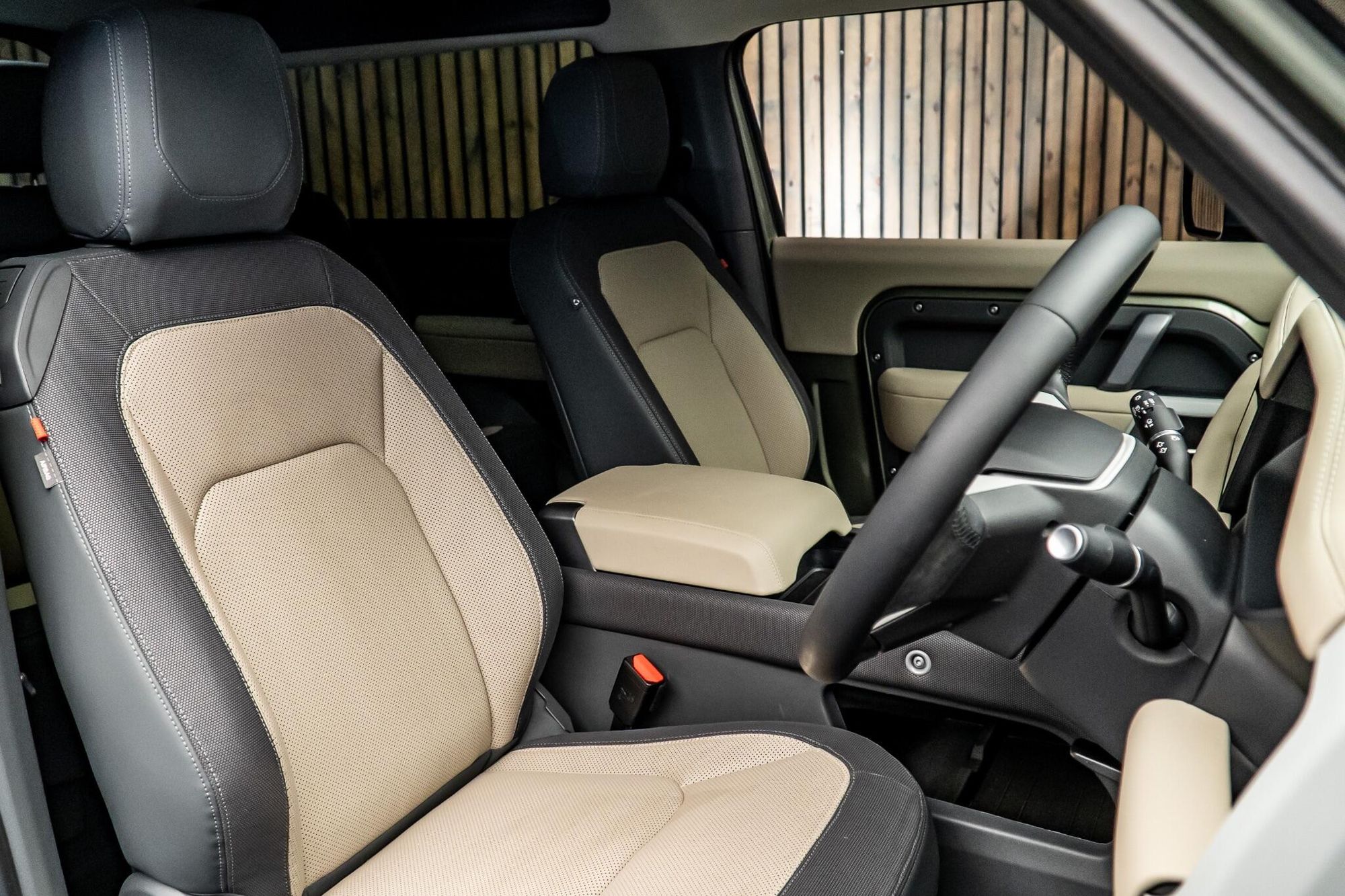 LAND ROVER DEFENDER ESTATE 2.0 P300 X-Dynamic SE 90 3dr Auto for sale UK - Slide 2