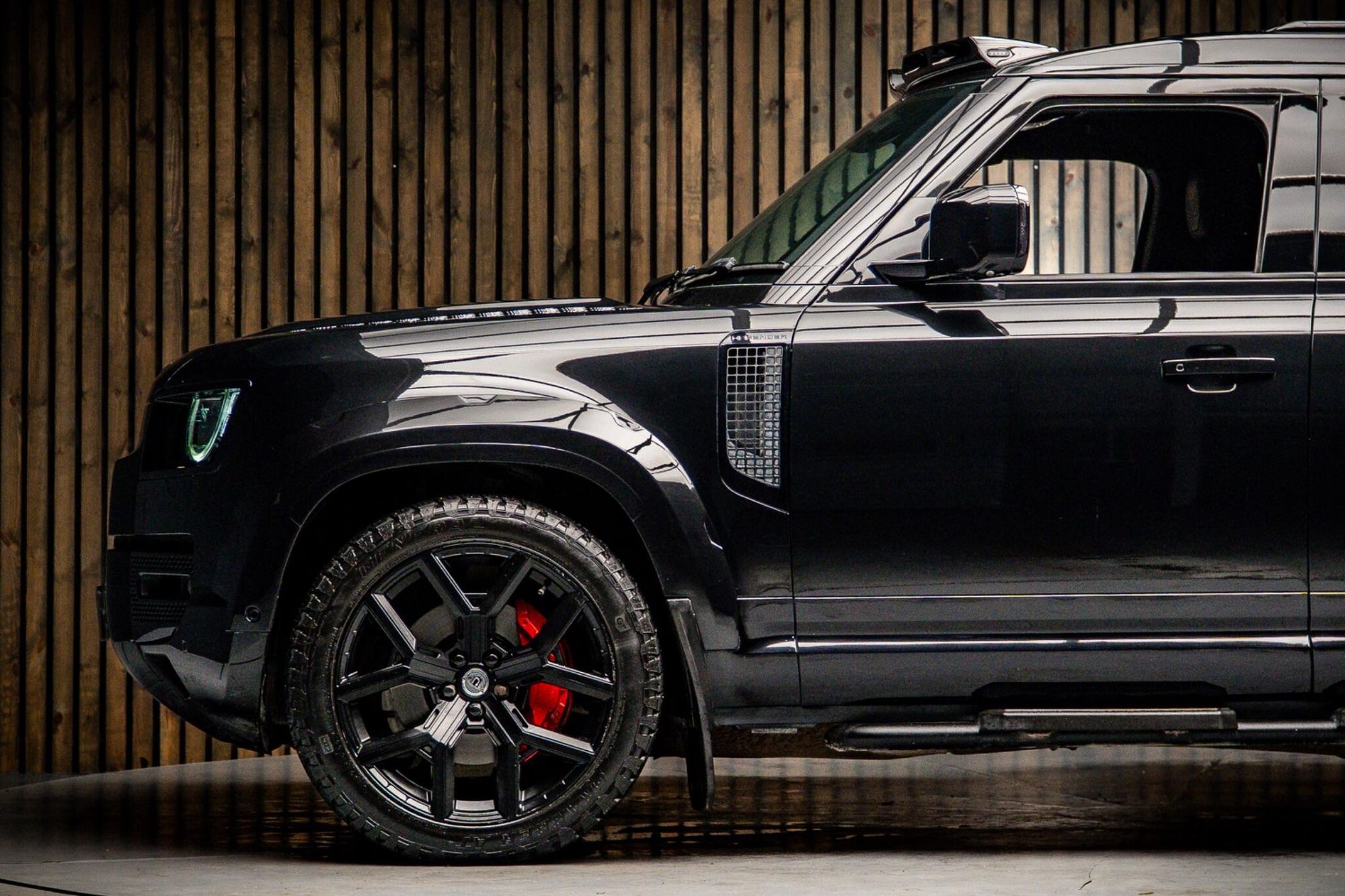 LAND ROVER DEFENDER DIESEL ESTATE 3.0 D300 X-Dynamic HSE 110 5dr Auto for sale UK - Slide 9