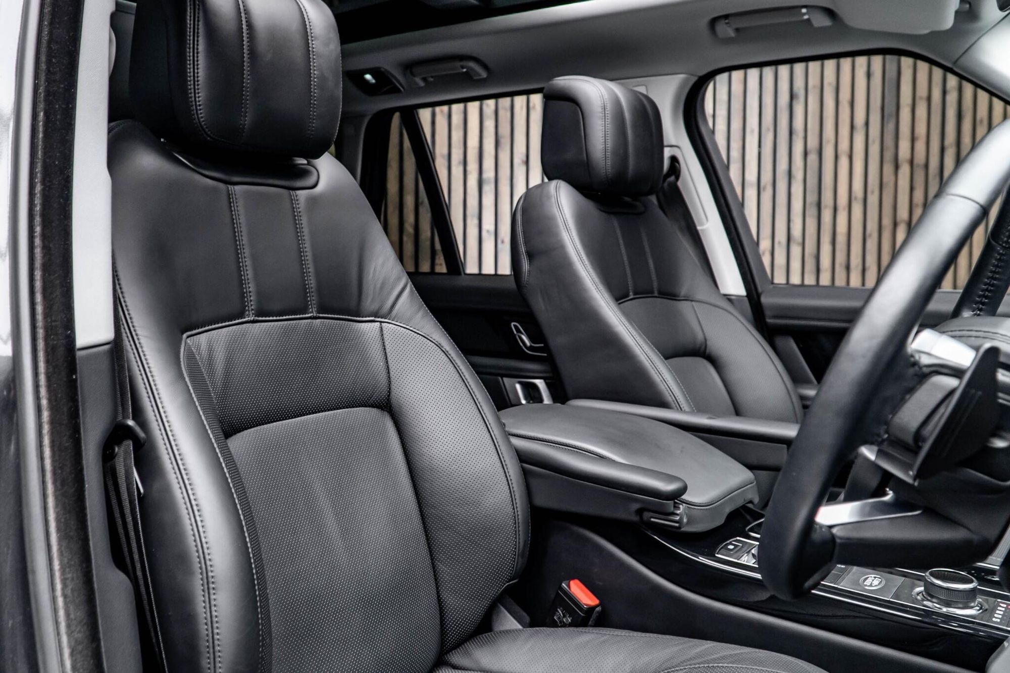 LAND ROVER RANGE ROVER DIESEL ESTATE 3.0 SDV6 Vogue 4dr Auto for sale UK - Slide 2