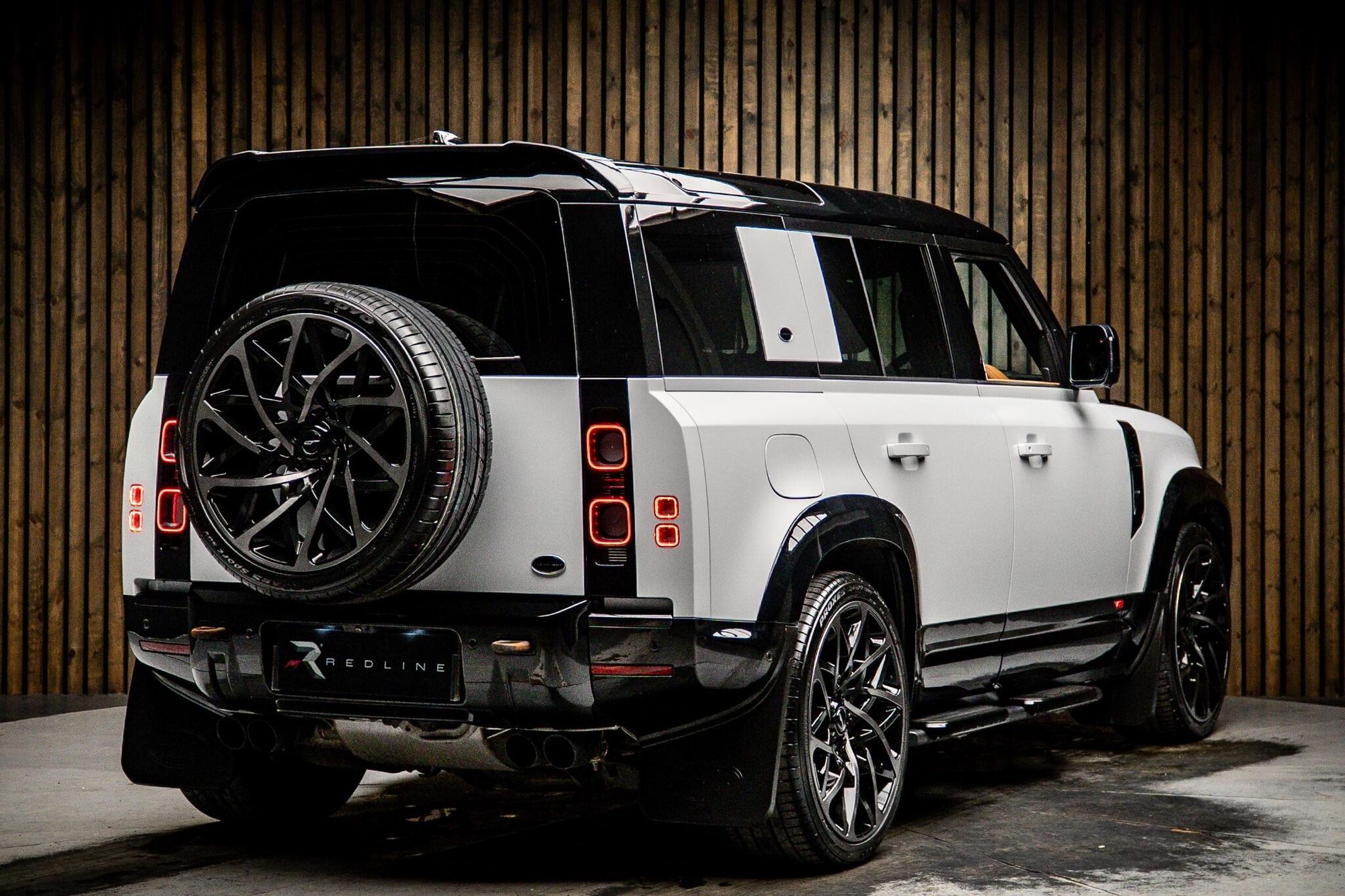 LAND ROVER DEFENDER ESTATE 5.0 P525 V8 110 5dr Auto for sale UK - Slide 4