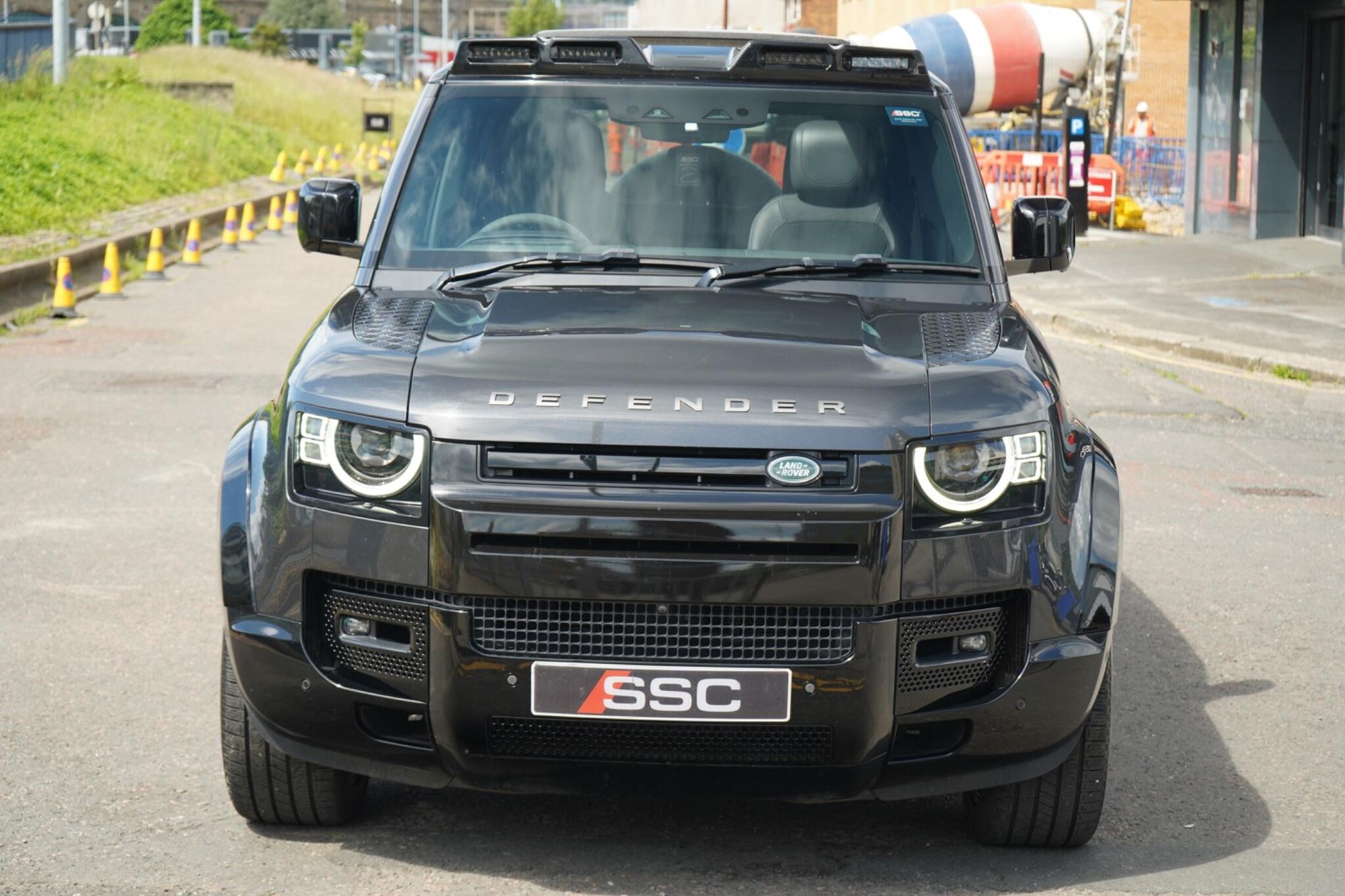 LAND ROVER DEFENDER ESTATE 5.0 P525 V8 110 5dr Auto for sale UK - Slide 6