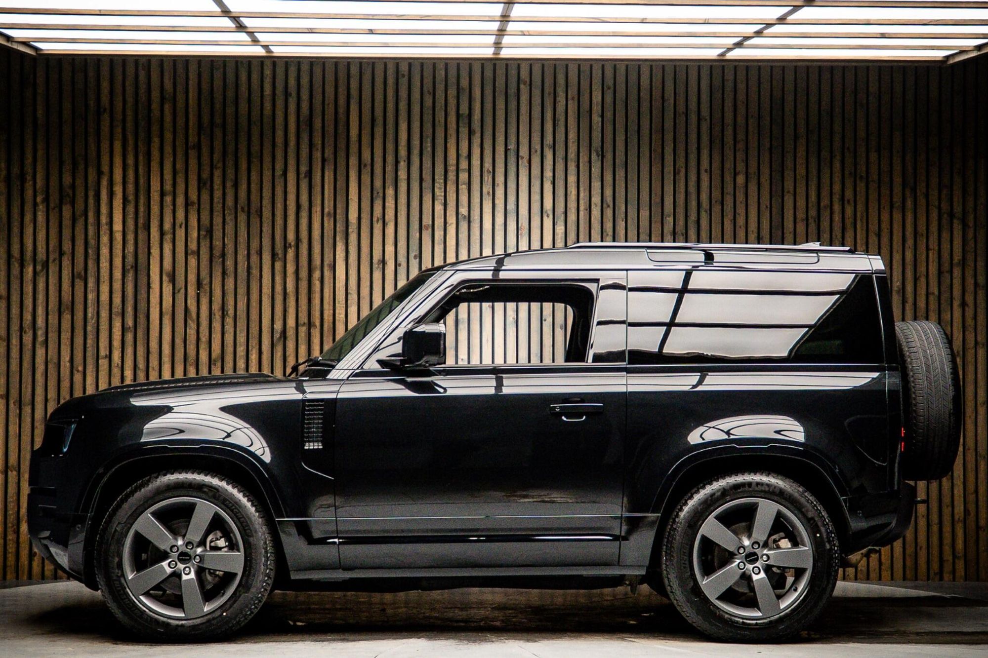 LAND ROVER DEFENDER DIESEL ESTATE 3.0 D250 X-Dynamic SE 90 3dr Auto for sale UK - Slide 7