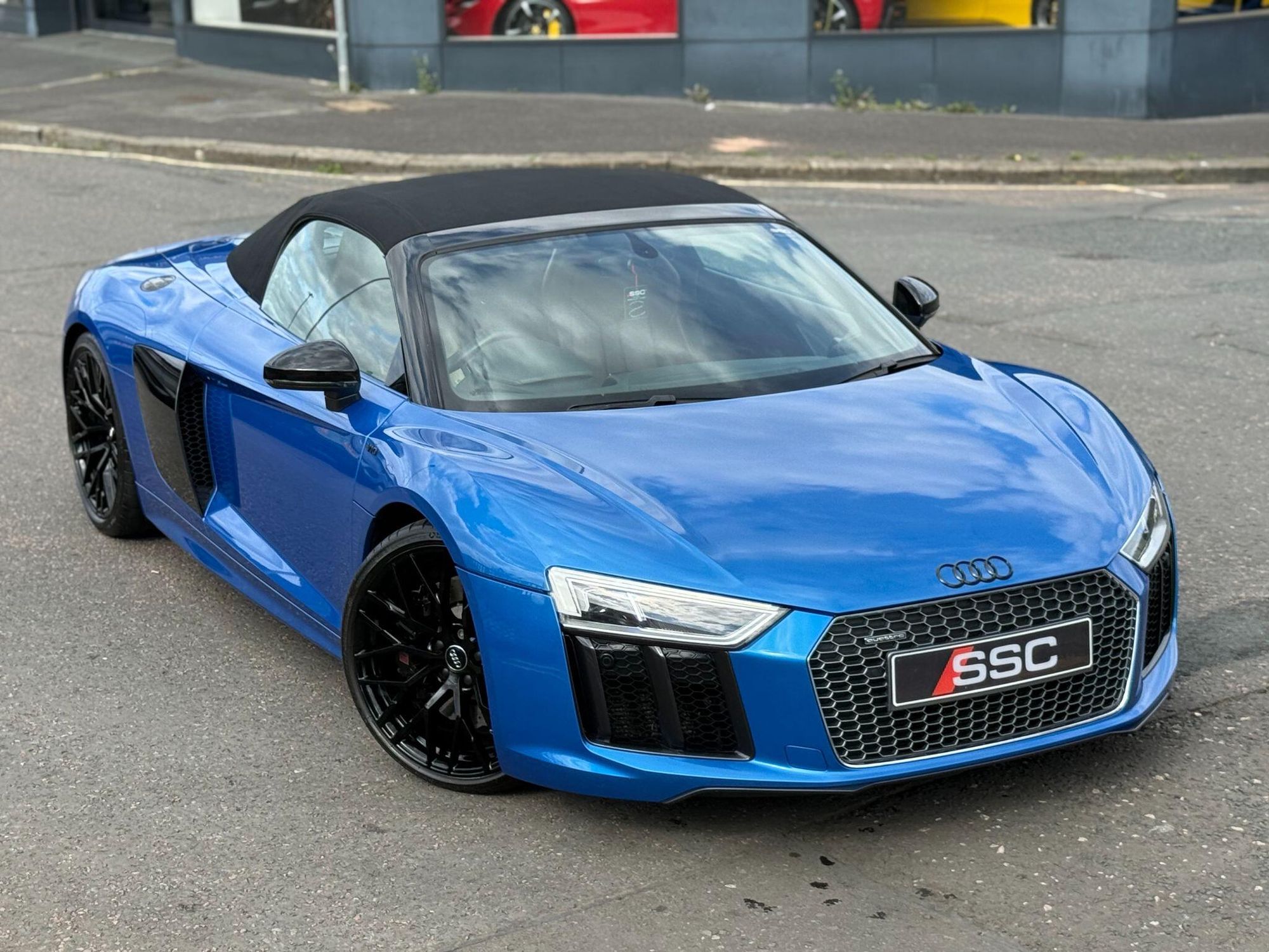 AUDI R8 SPYDER 5.2 FSI V10 Quattro 2dr S Tronic for sale UK - Slide 4