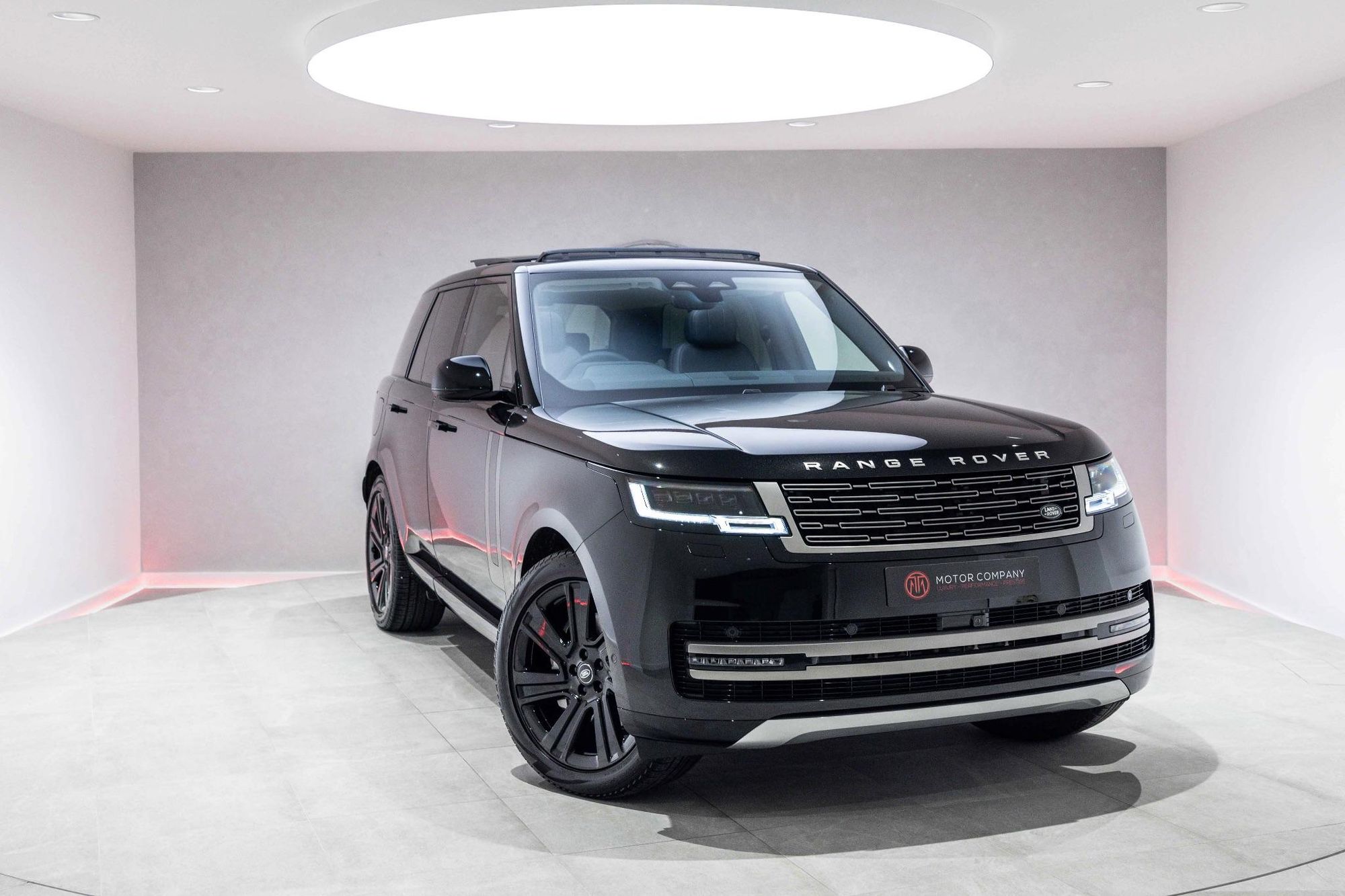 LAND ROVER RANGE ROVER DIESEL ESTATE 3.0 D300 SE 4dr Auto for sale UK - Slide 5