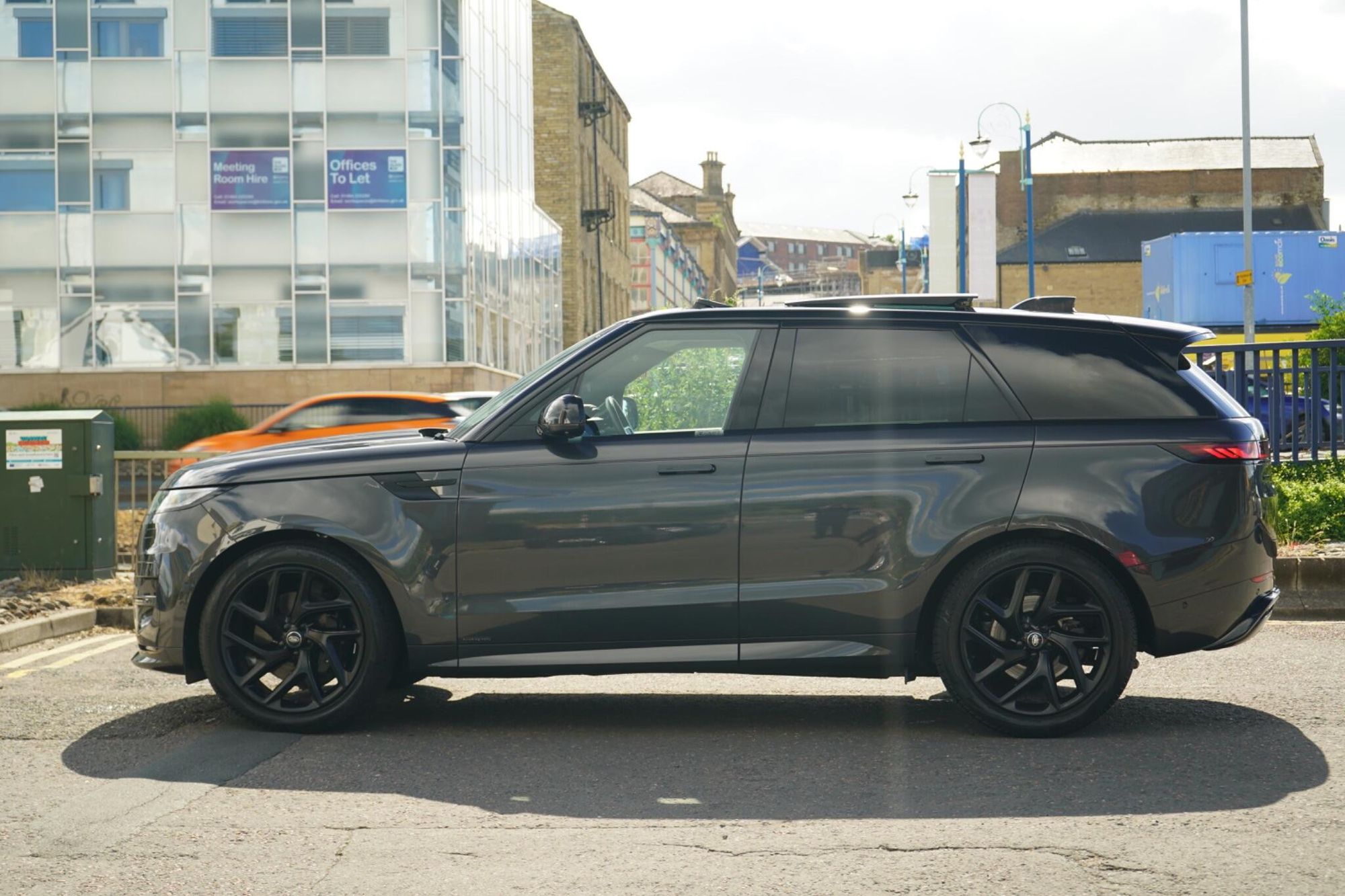 LAND ROVER RANGE ROVER SPORT DIESEL ESTATE 3.0 D350 Autobiography 5dr Auto for sale UK - Slide 9