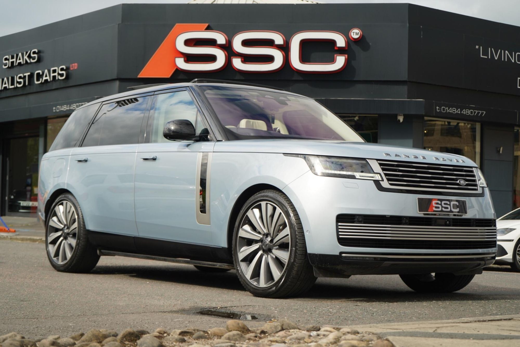 LAND ROVER RANGE ROVER ESTATE 4.4 P530 V8 SV LWB 4dr Auto for sale UK - Slide 4