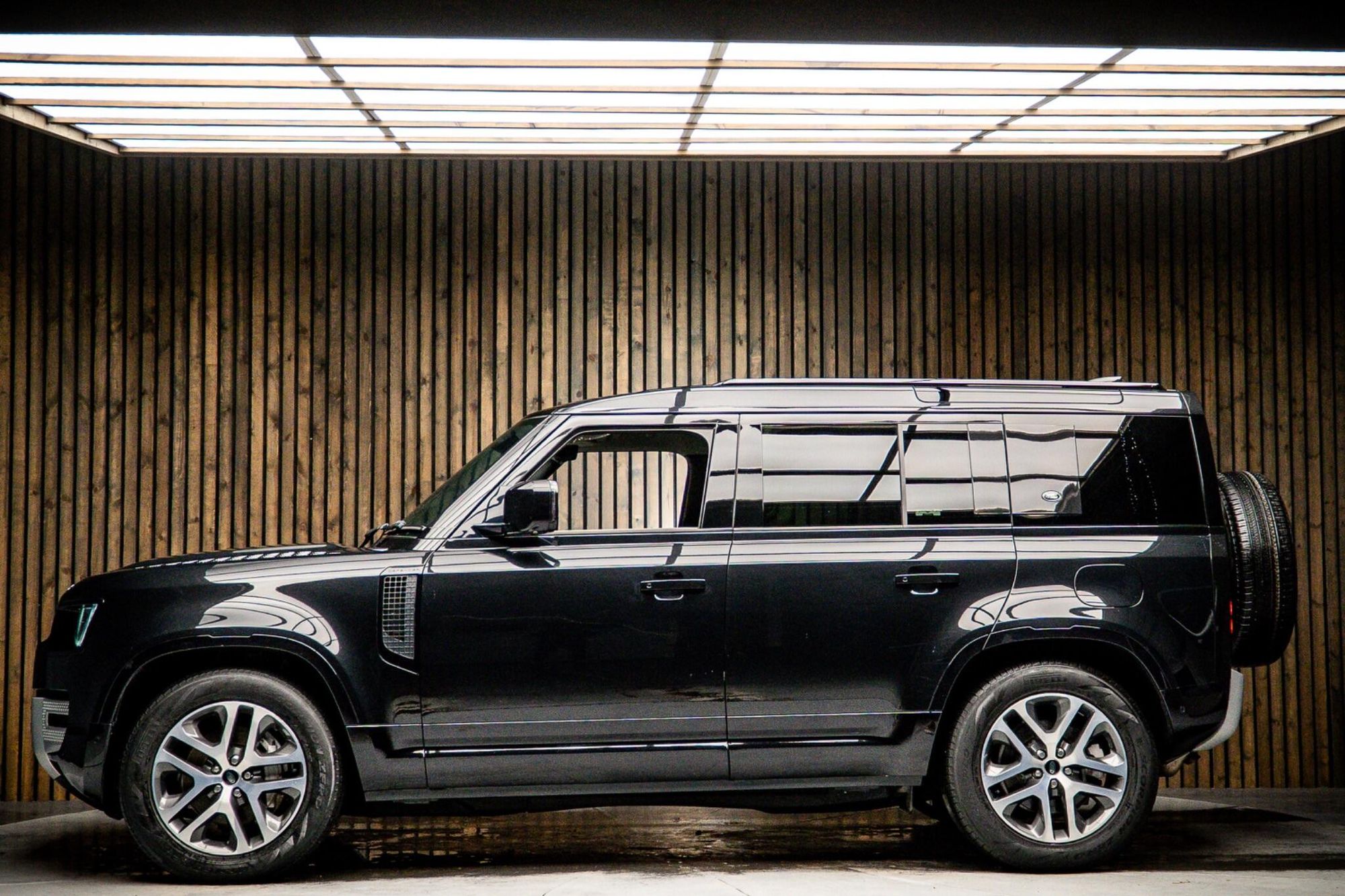 LAND ROVER DEFENDER ESTATE SPECIAL EDITIONS 2.0 P400e XS Edition 110 5dr Auto for sale UK - Slide 7