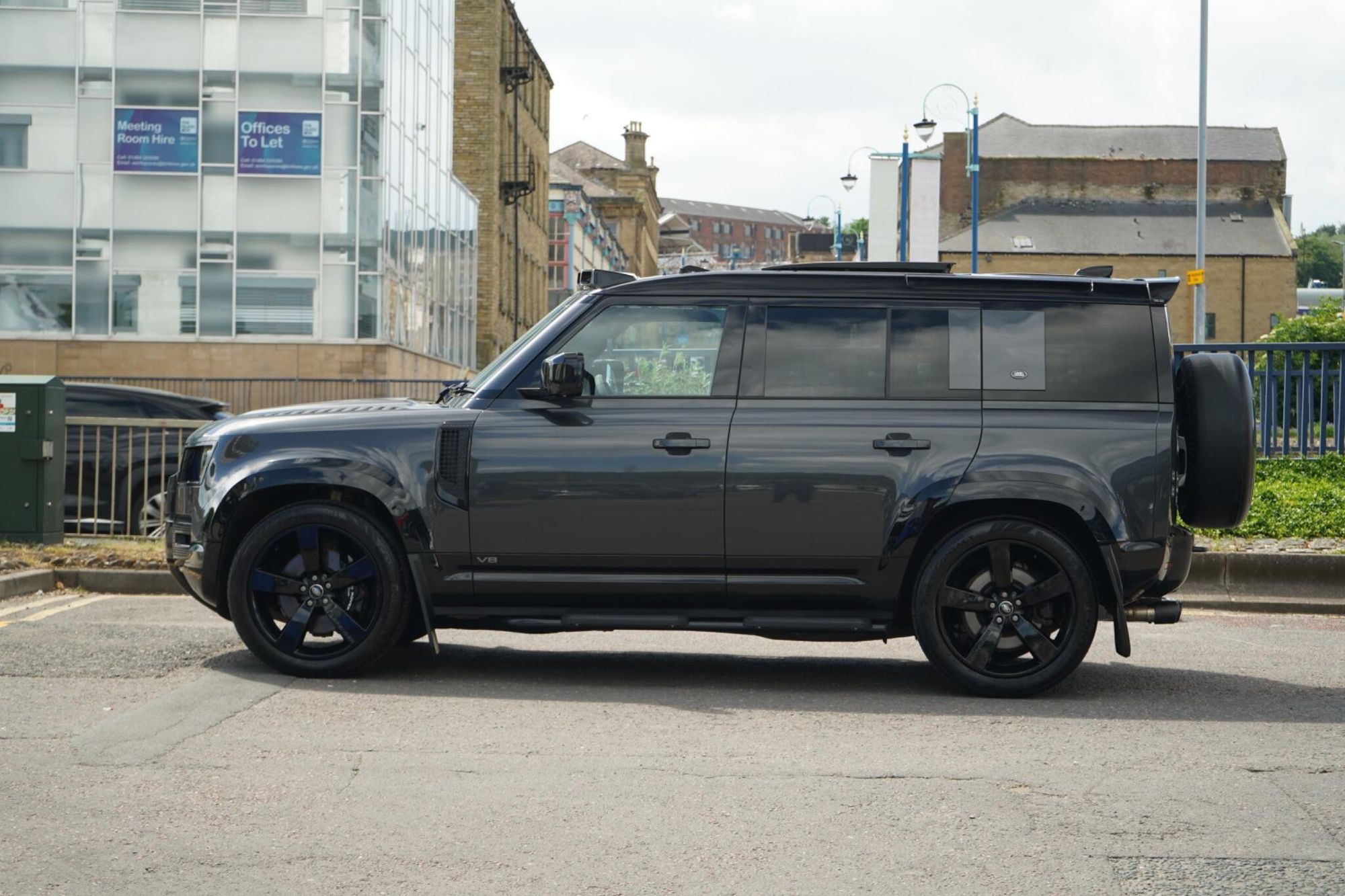 LAND ROVER DEFENDER ESTATE 5.0 P525 V8 110 5dr Auto for sale UK - Slide 8
