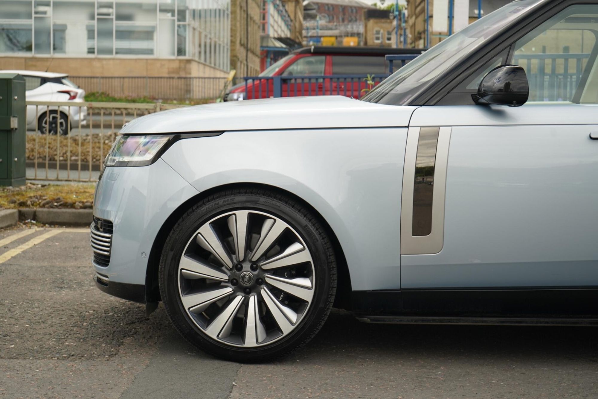 LAND ROVER RANGE ROVER ESTATE 4.4 P530 V8 SV LWB 4dr Auto for sale UK - Slide 9