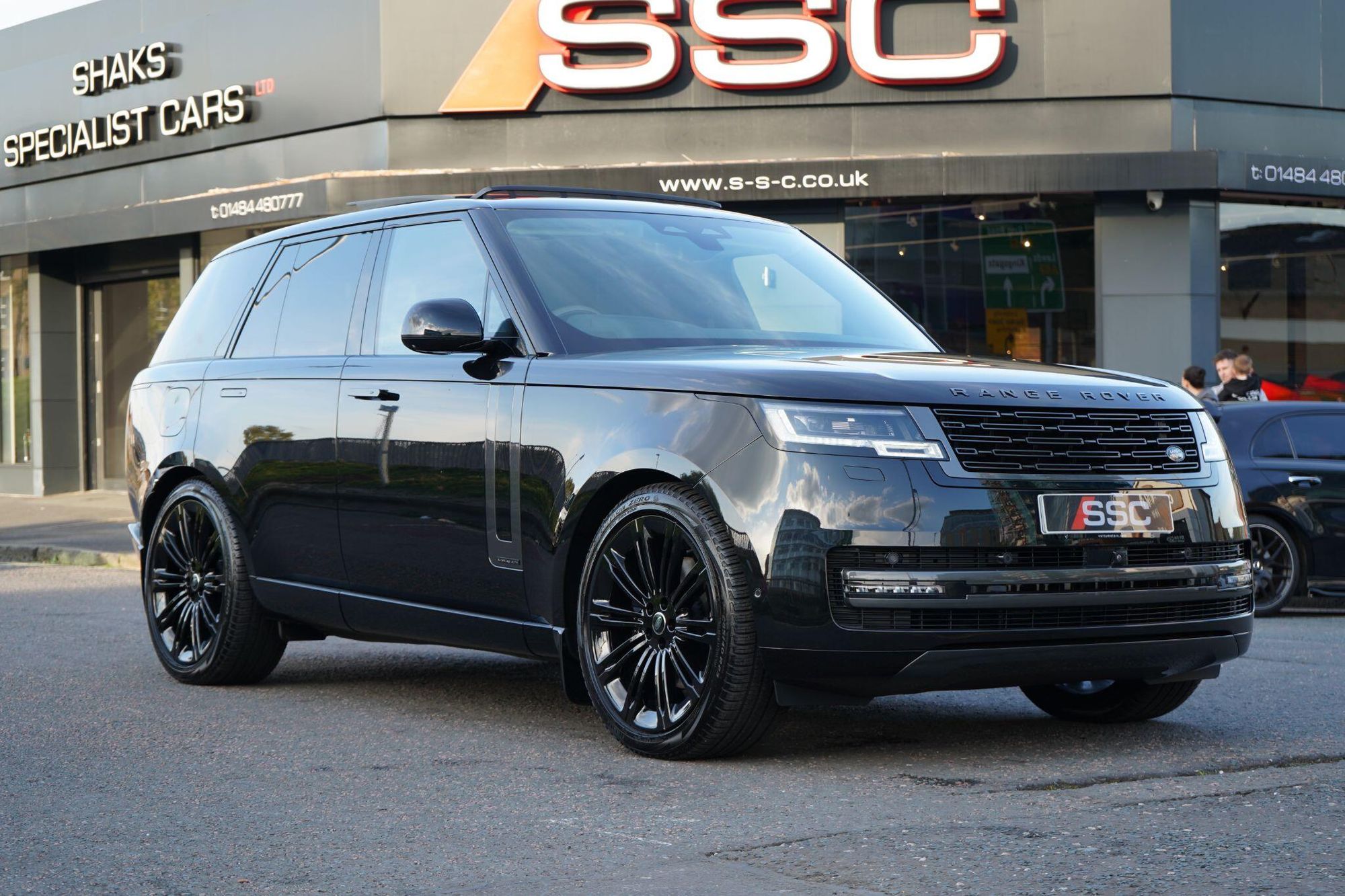 LAND ROVER RANGE ROVER DIESEL ESTATE 3.0 D350 Autobiography 4dr Auto for sale UK - Slide 4