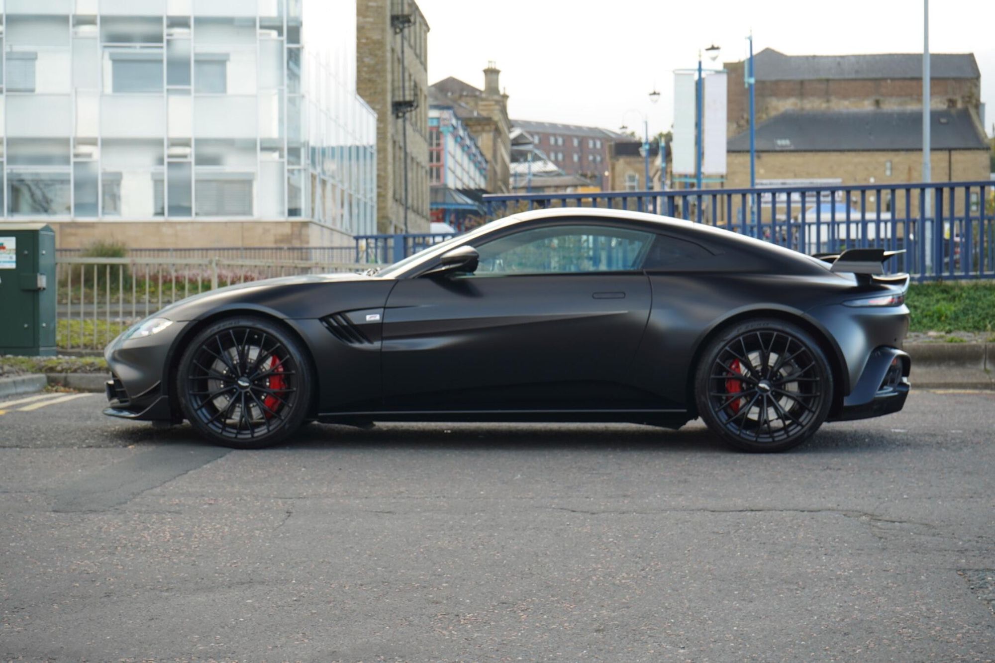 ASTON MARTIN VANTAGE V8 COUPE SPECIAL EDITIONS F1 Edition 2dr ZF 8 Speed Auto for sale UK - Slide 8