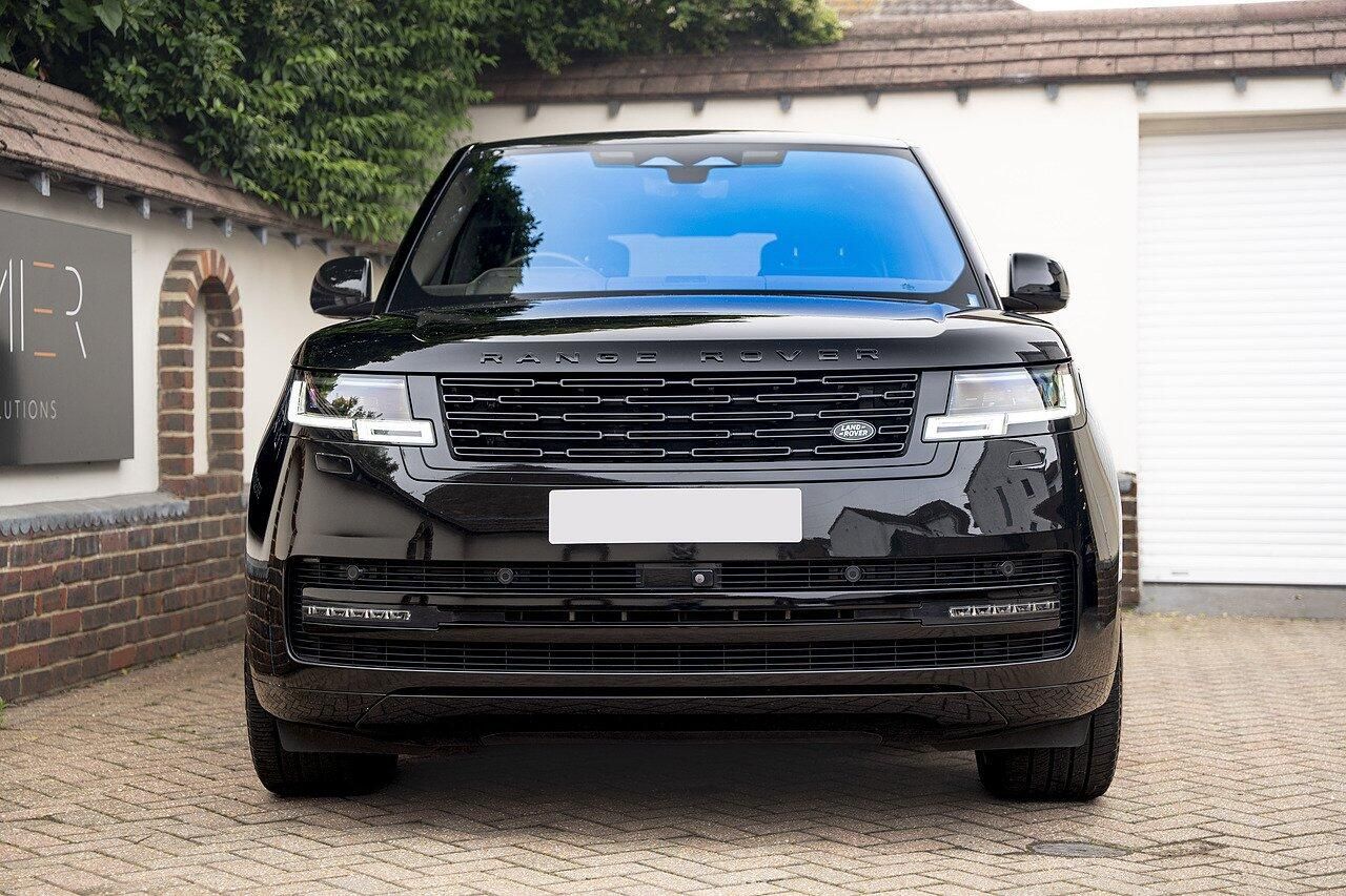 LAND ROVER RANGE ROVER DIESEL ESTATE 3.0 D350 Autobiography 4dr Auto for sale UK - Slide 2