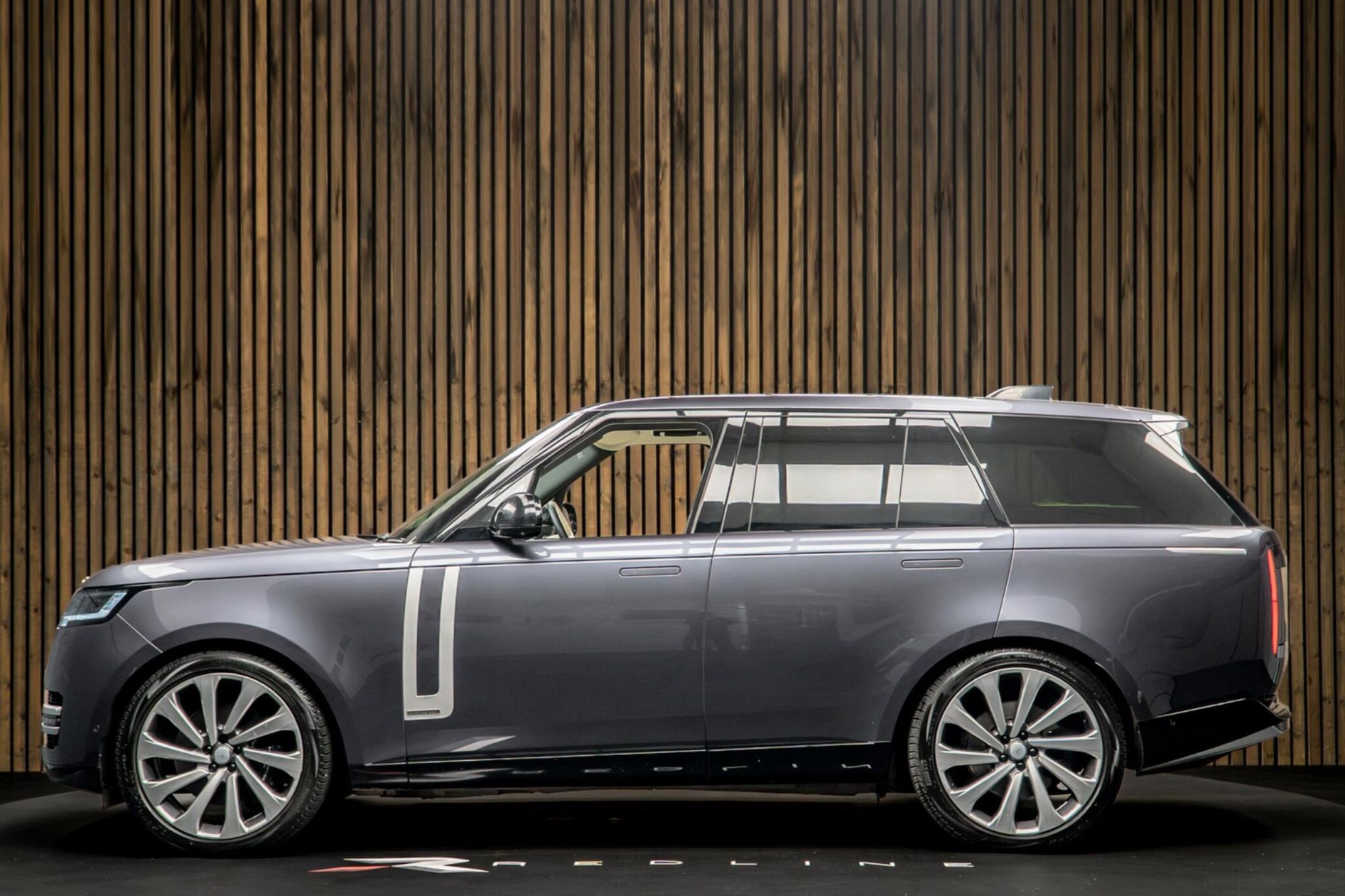 LAND ROVER RANGE ROVER ESTATE 4.4 P530 V8 Autobiography 4dr Auto for sale UK - Slide 7