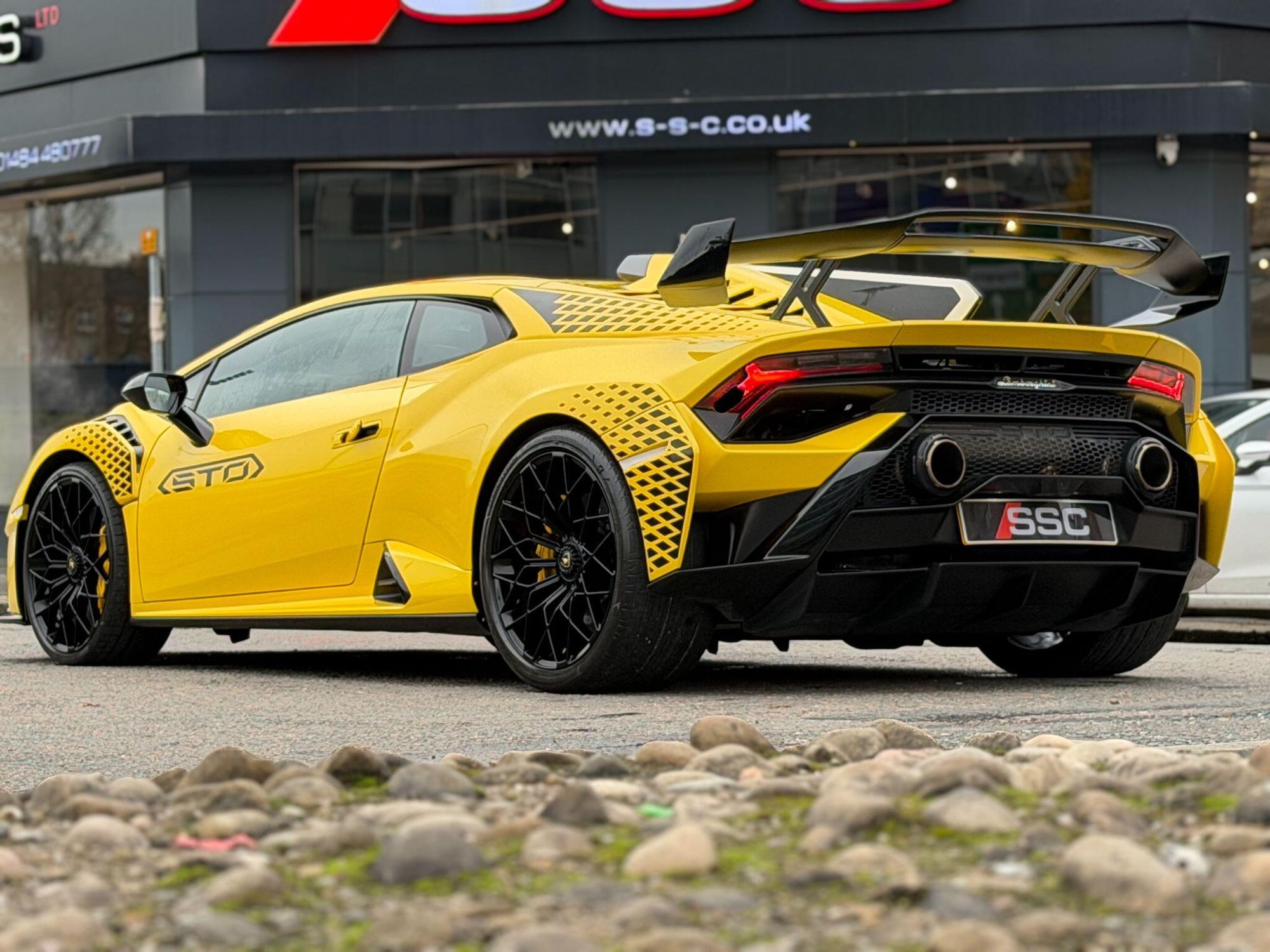 LAMBORGHINI HURACAN EVO COUPE 5.2 V10 640 STO 2dr Auto for sale UK - Slide 2