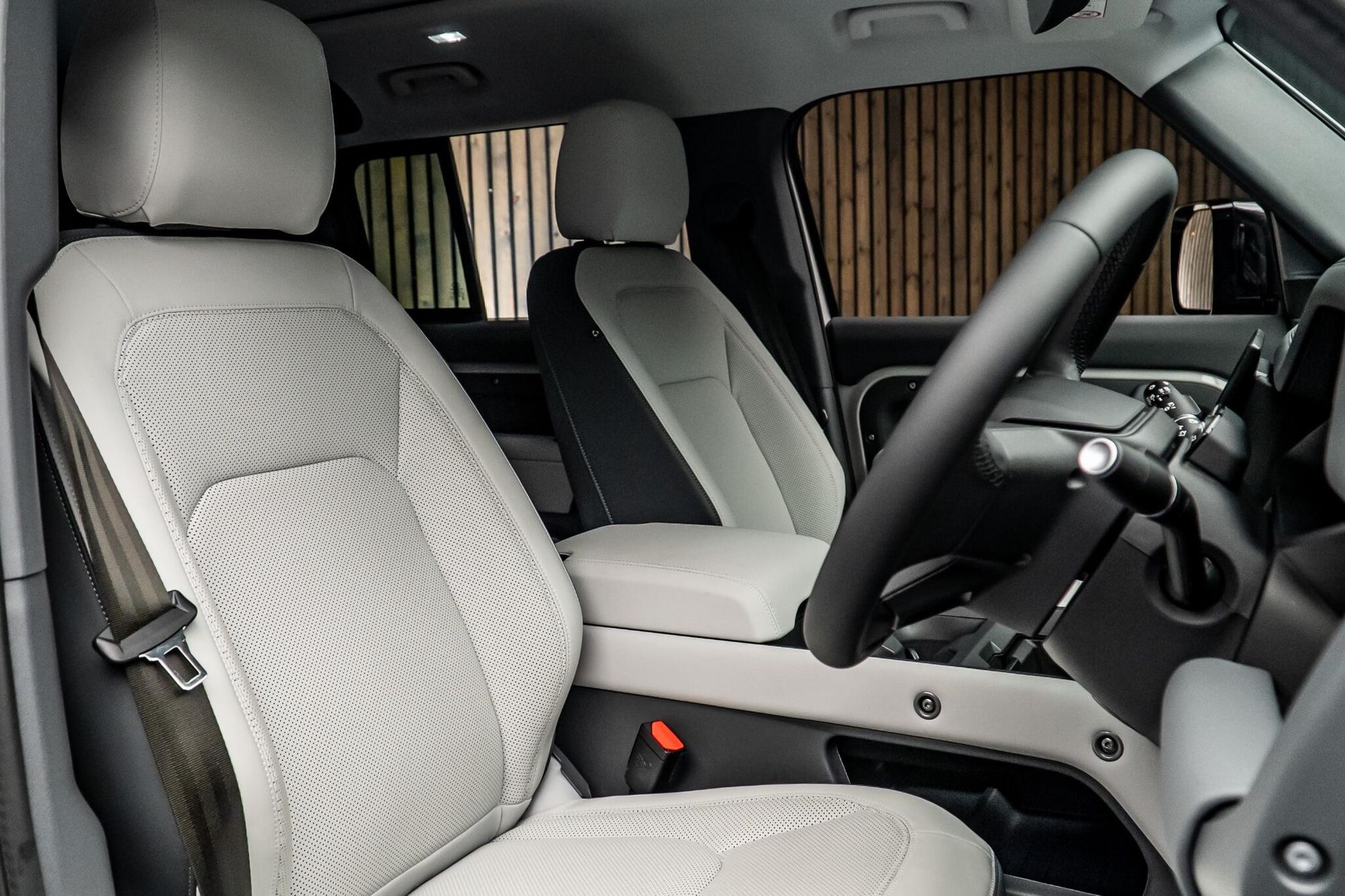 LAND ROVER DEFENDER DIESEL ESTATE 3.0 D250 X-Dynamic SE 110 5dr Auto for sale UK - Slide 2