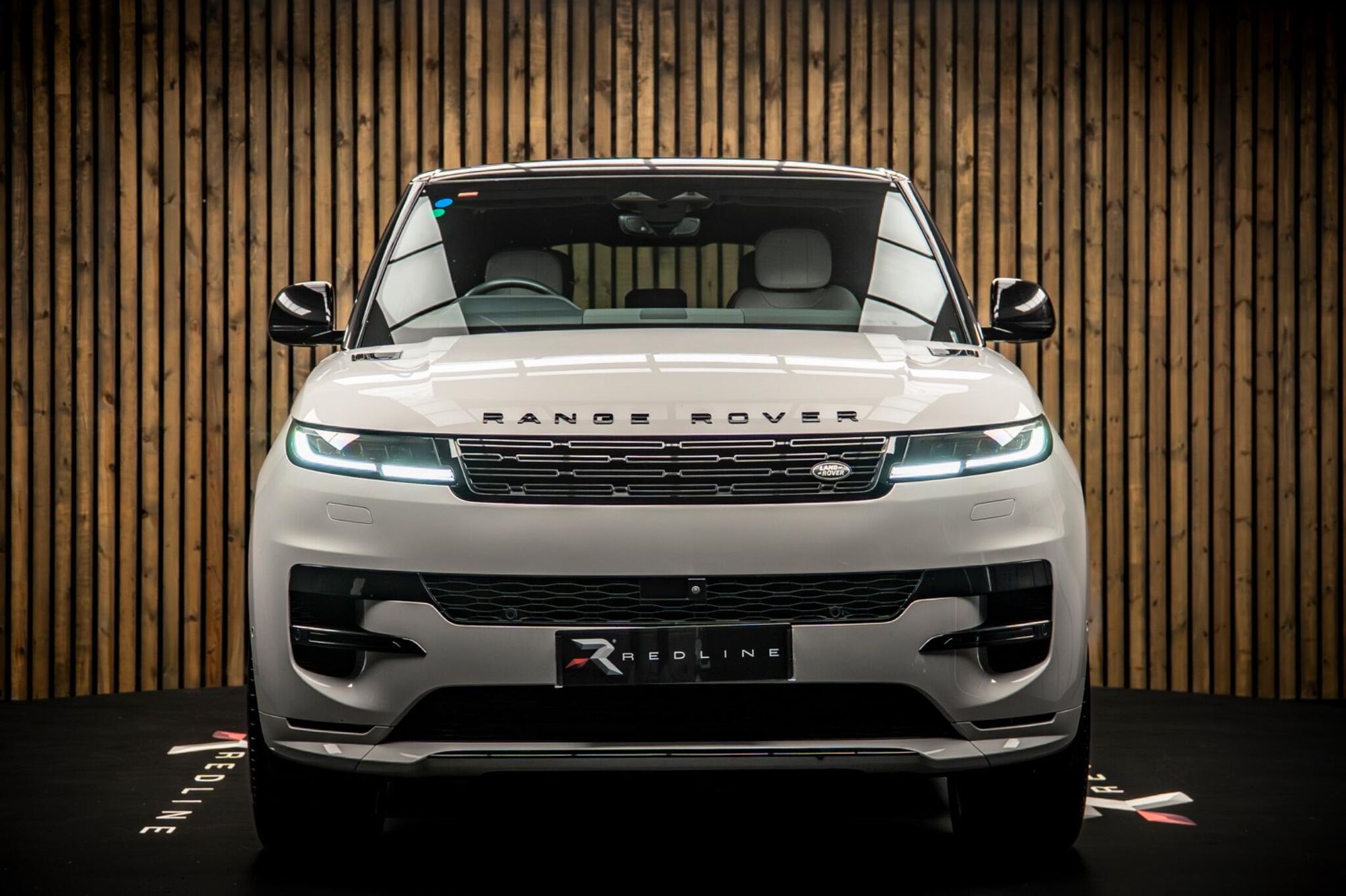 LAND ROVER RANGE ROVER SPORT DIESEL ESTATE 3.0 D300 Dynamic SE 5dr Auto for sale UK - Slide 5