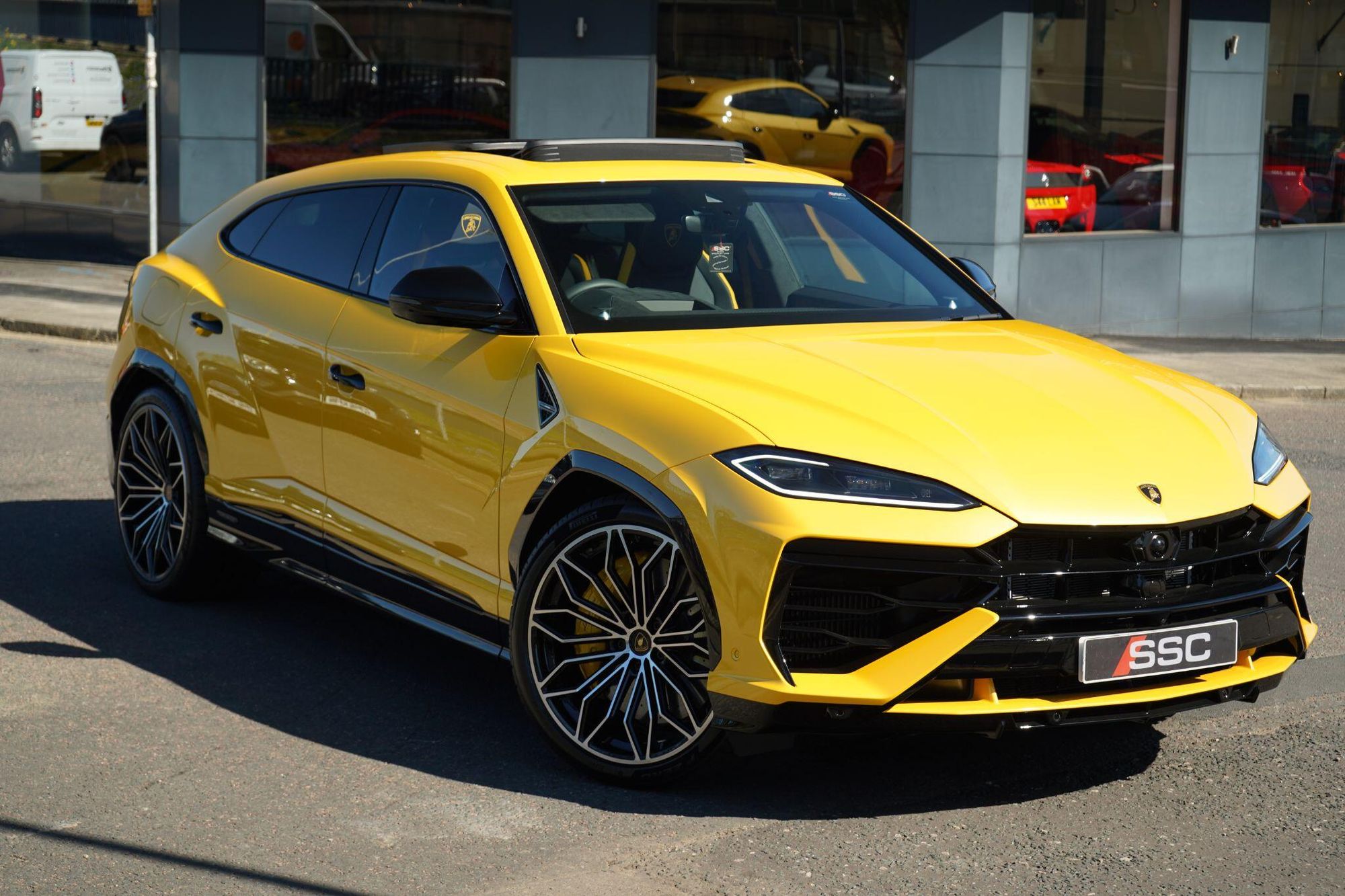LAMBORGHINI URUS ESTATE 4.0T 25.9kWh Plug-in Hybrid FSI V8 5dr Auto for sale UK - Slide 4