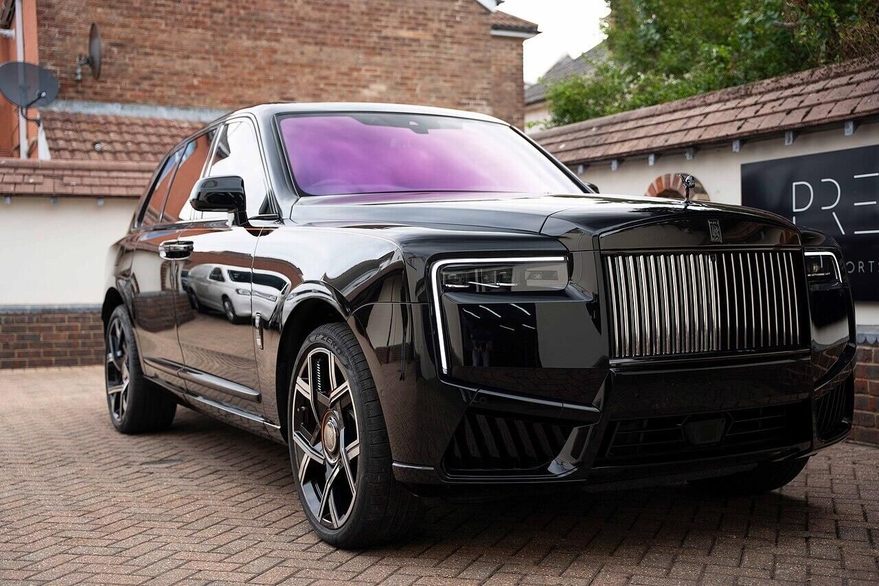 ROLLS-ROYCE CULLINAN ESTATE II Black Badge 5dr Auto for sale UK - Slide 6
