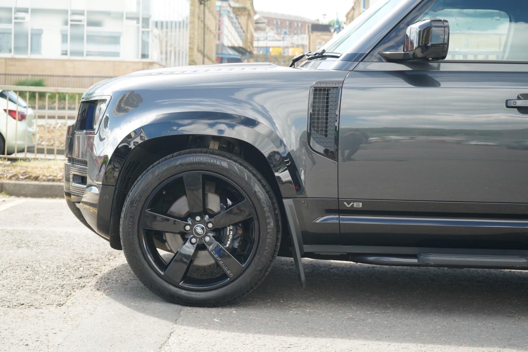 LAND ROVER DEFENDER ESTATE 5.0 P525 V8 110 5dr Auto for sale UK - Slide 9