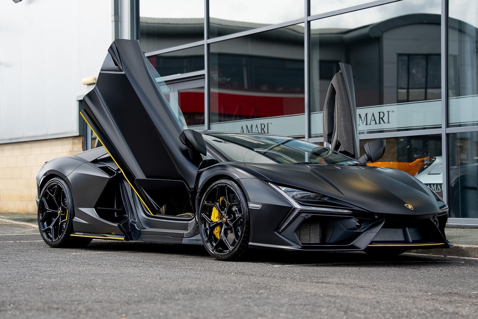 LAMBORGHINI REVUELTO COUPE 6.5 V12 1015 PHEV 2dr DCT for sale UK - Slide 6