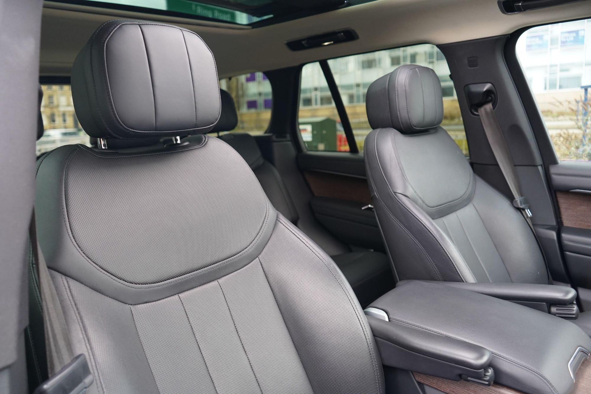 LAND ROVER RANGE ROVER DIESEL ESTATE 3.0 D300 SE 4dr Auto for sale UK - Slide 3