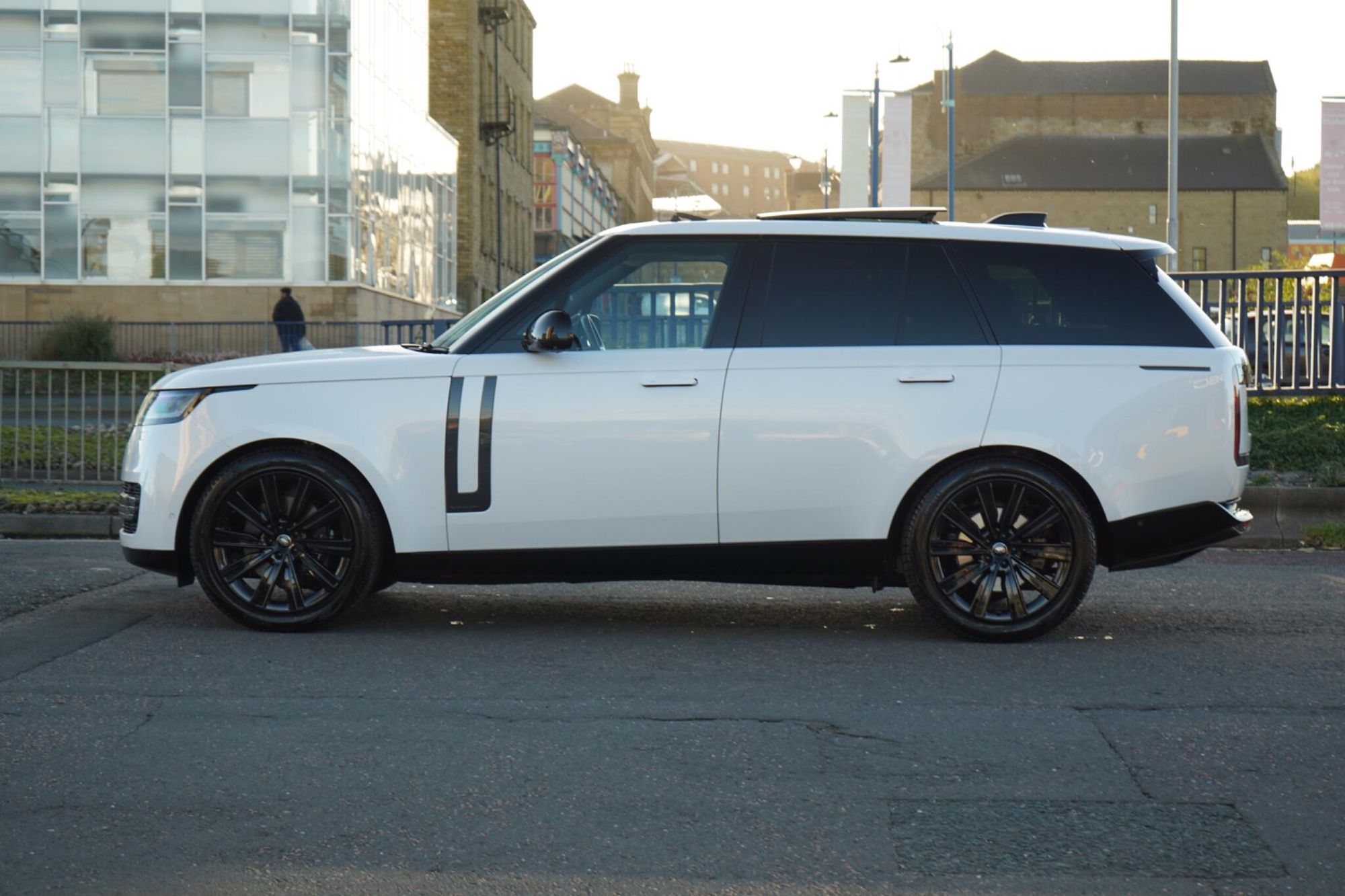 LAND ROVER RANGE ROVER ESTATE 3.0 P400 Autobiography 4dr Auto for sale UK - Slide 9