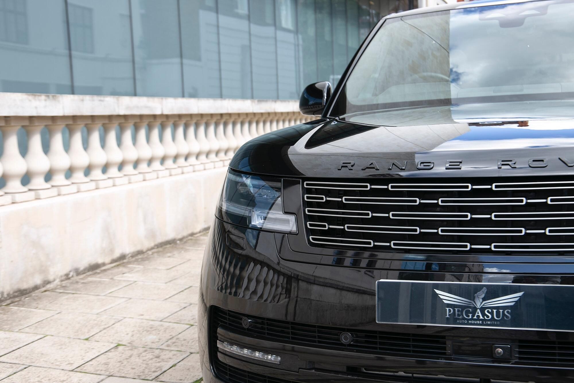 LAND ROVER RANGE ROVER ESTATE 3.0 P400 SE LWB 4dr Auto [7 Seat] for sale UK - Slide 4