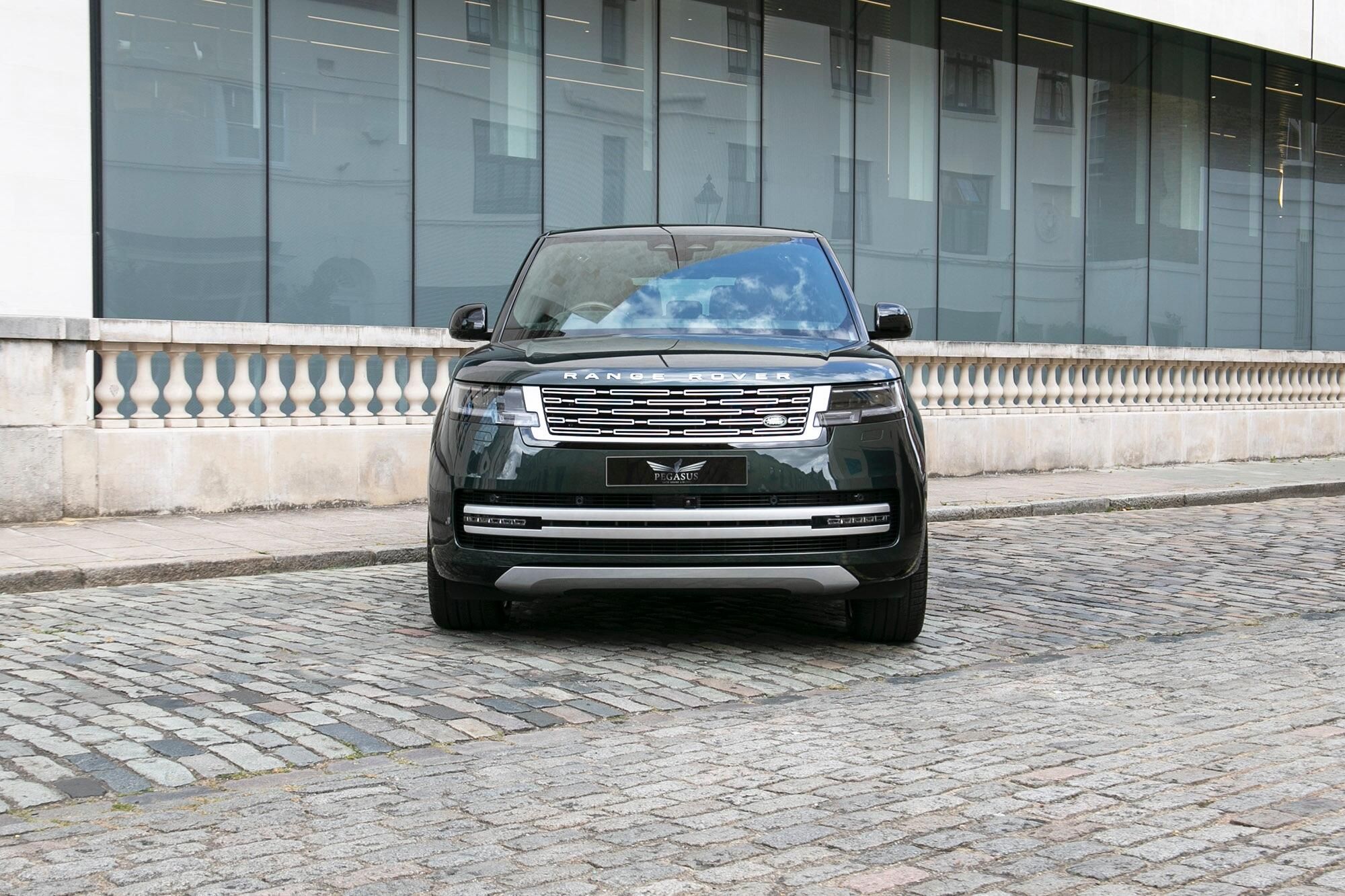 LAND ROVER RANGE ROVER ESTATE 4.4 P530 V8 Autobiography LWB 4dr Auto for sale UK - Slide 8