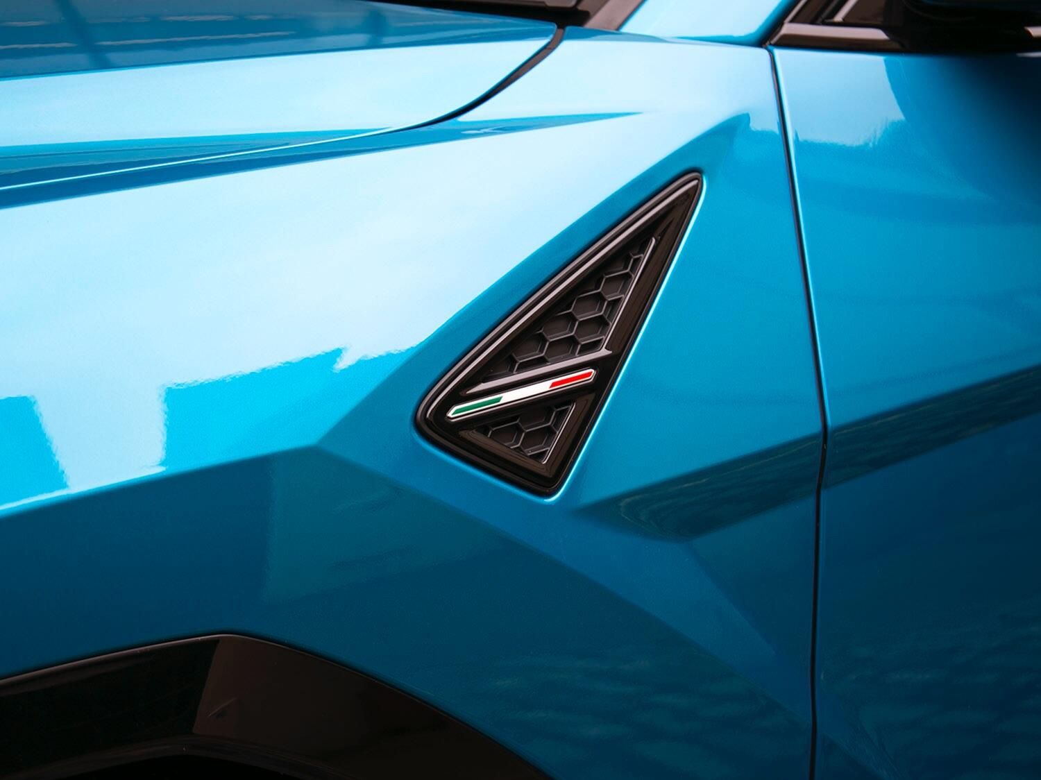 LAMBORGHINI URUS ESTATE 4.0T 25.9kWh Plug-in Hybrid FSI V8 5dr Auto for sale UK - Slide 3