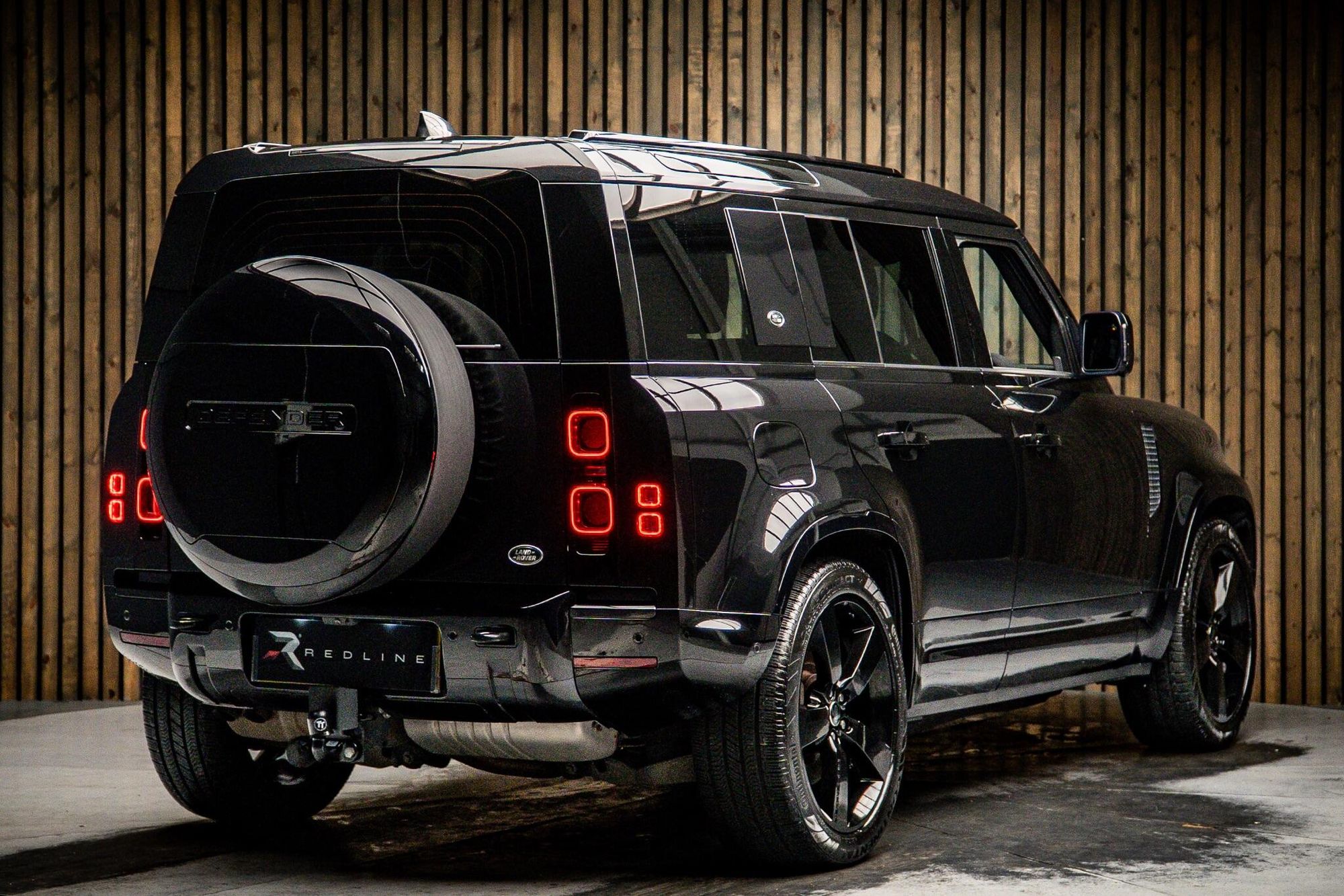 LAND ROVER DEFENDER DIESEL ESTATE 3.0 D250 X-Dynamic SE 110 5dr Auto for sale UK - Slide 5