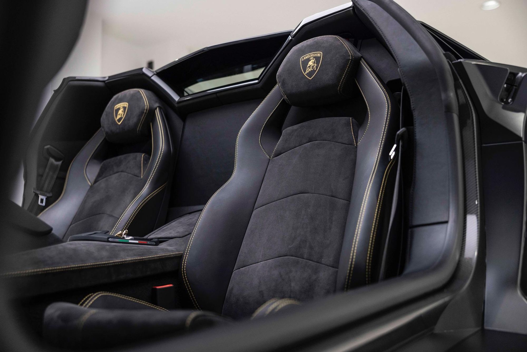 LAMBORGHINI AVENTADOR ROADSTER LP 740-4 S 2dr ISR for sale UK - Slide 3