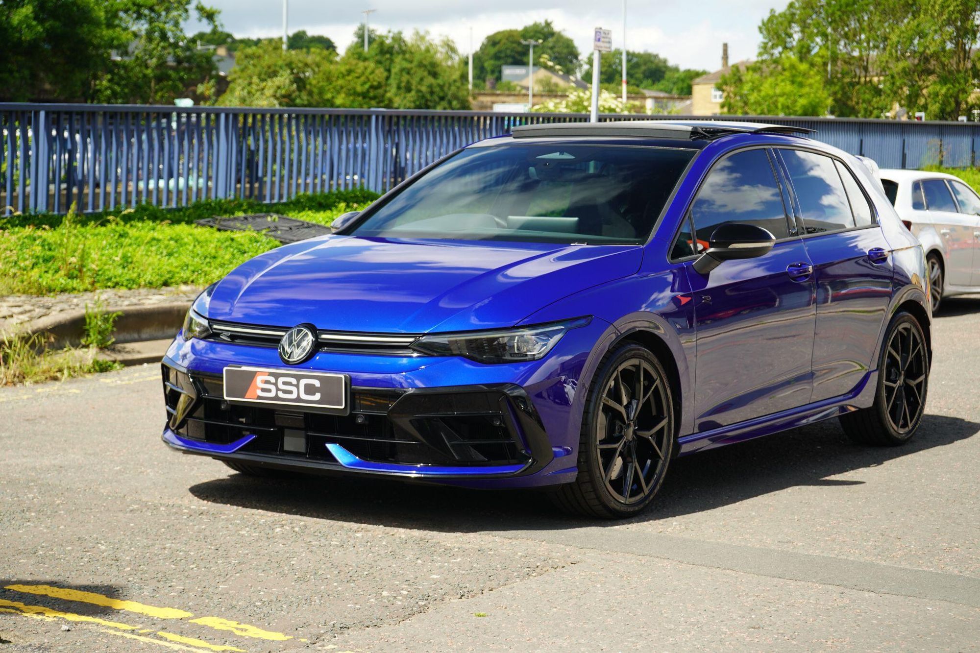 VOLKSWAGEN GOLF HATCHBACK 2.0 TSI 333 R Black Edition 4Motion 5dr DSG for sale UK - Slide 9