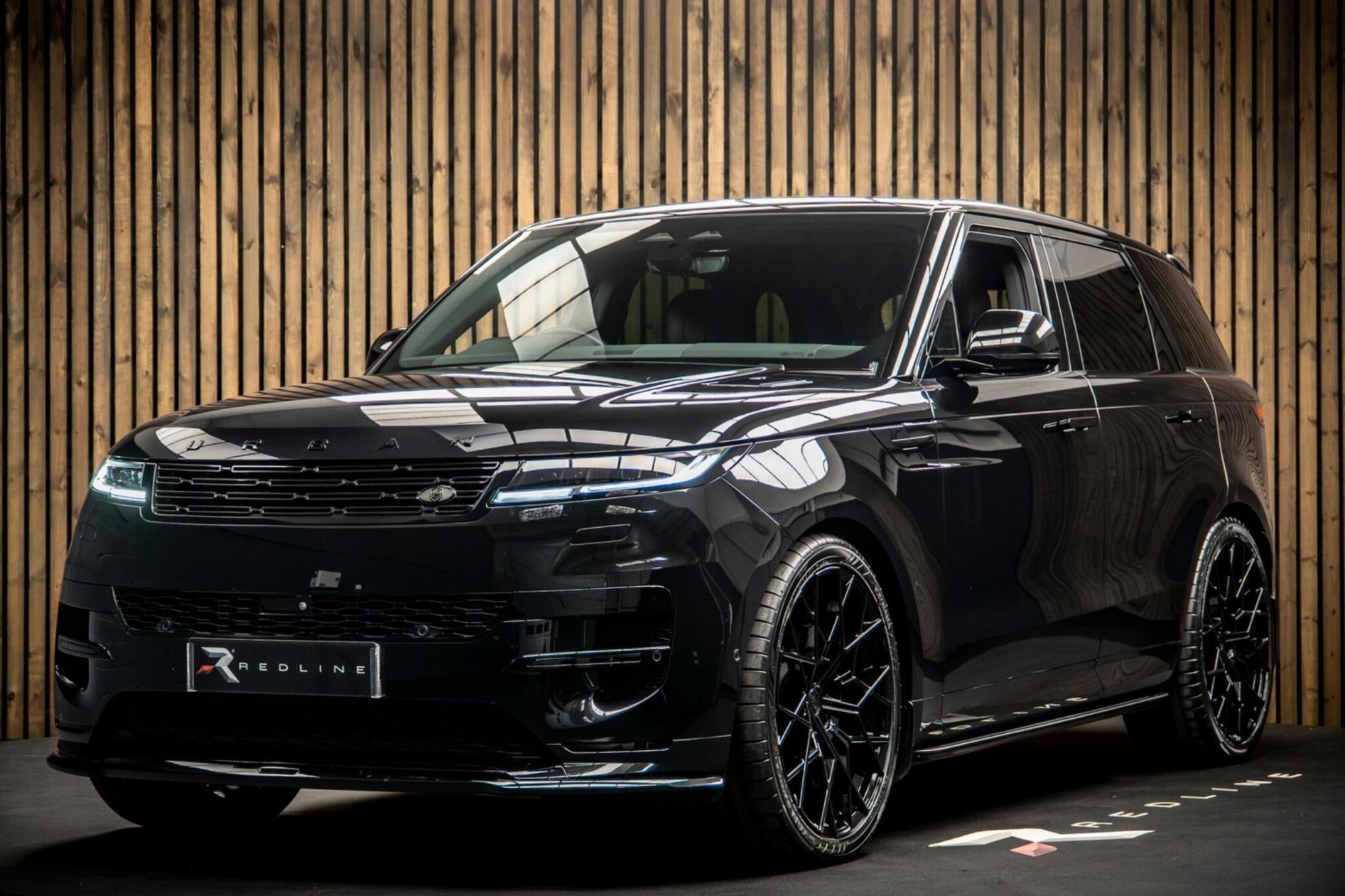 LAND ROVER RANGE ROVER SPORT DIESEL ESTATE 3.0 D300 Dynamic SE 5dr Auto for sale UK - Slide 8