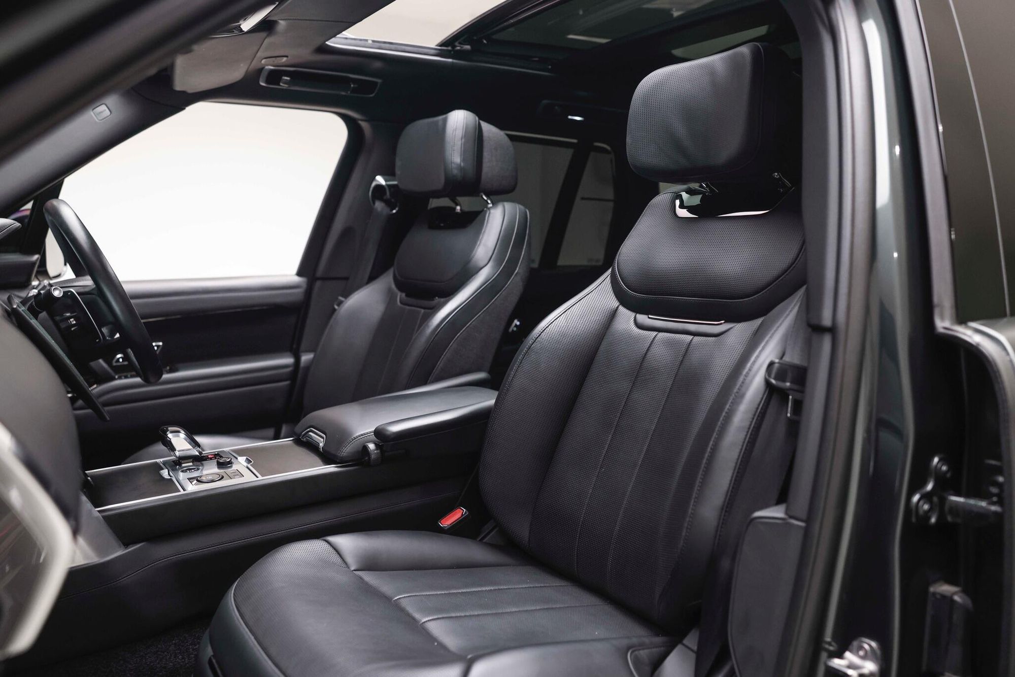 LAND ROVER RANGE ROVER ESTATE 4.4 P530 V8 SV 4dr Auto for sale UK - Slide 3