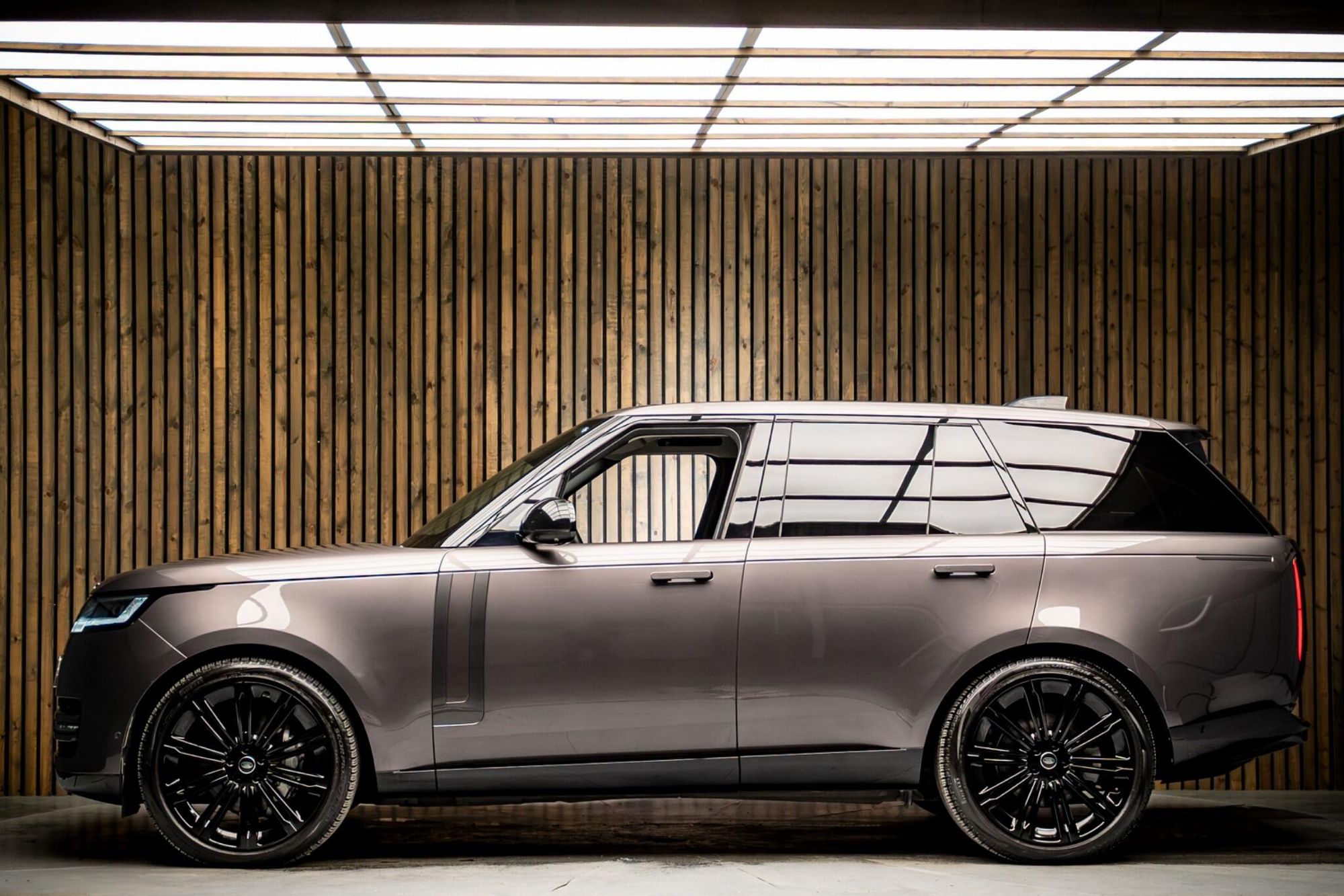 LAND ROVER RANGE ROVER DIESEL ESTATE 3.0 D300 HSE 4dr Auto for sale UK - Slide 7