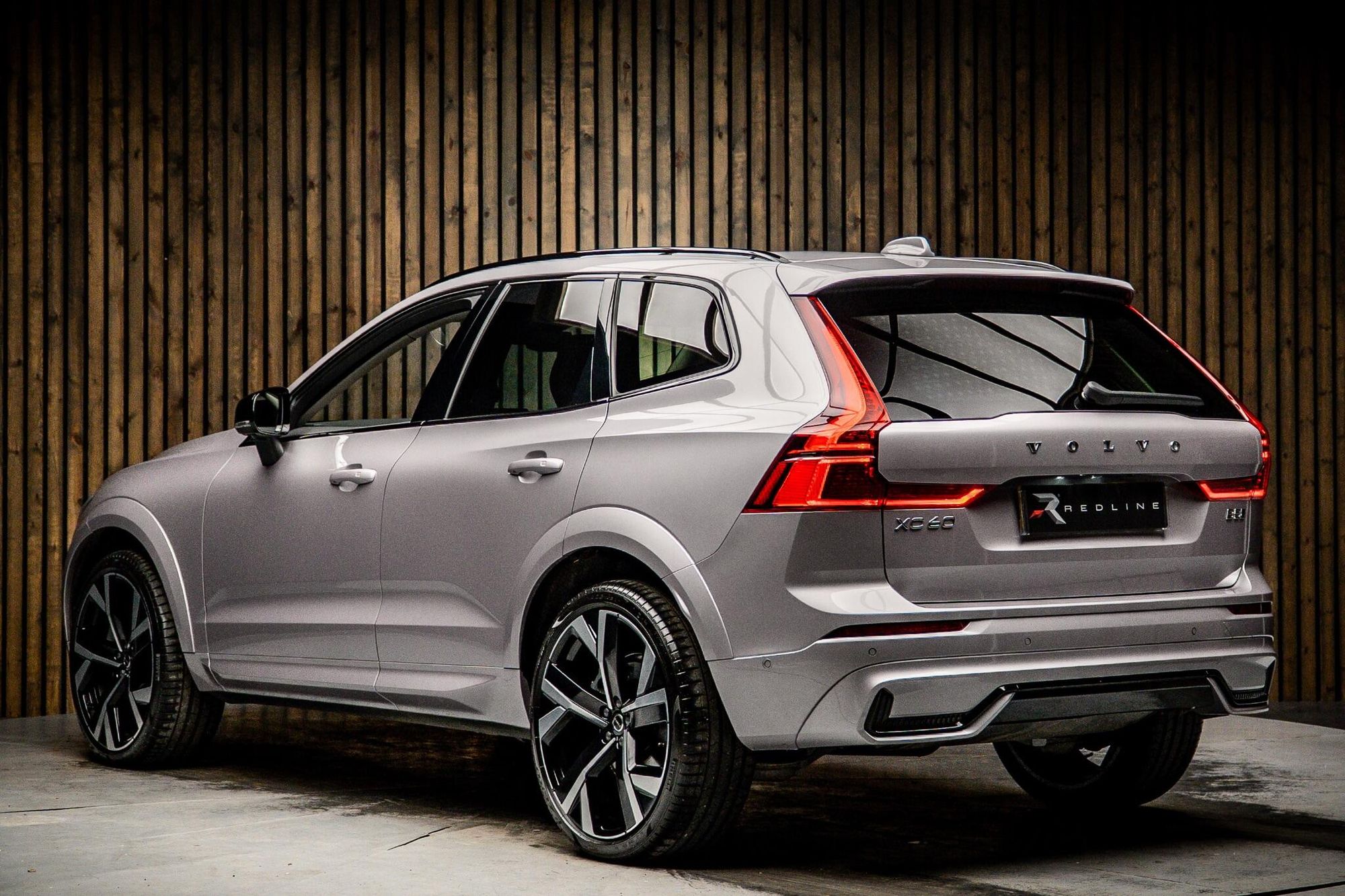 VOLVO XC60 ESTATE 2.0 B5P Ultra Dark 5dr AWD Geartronic for sale UK - Slide 3