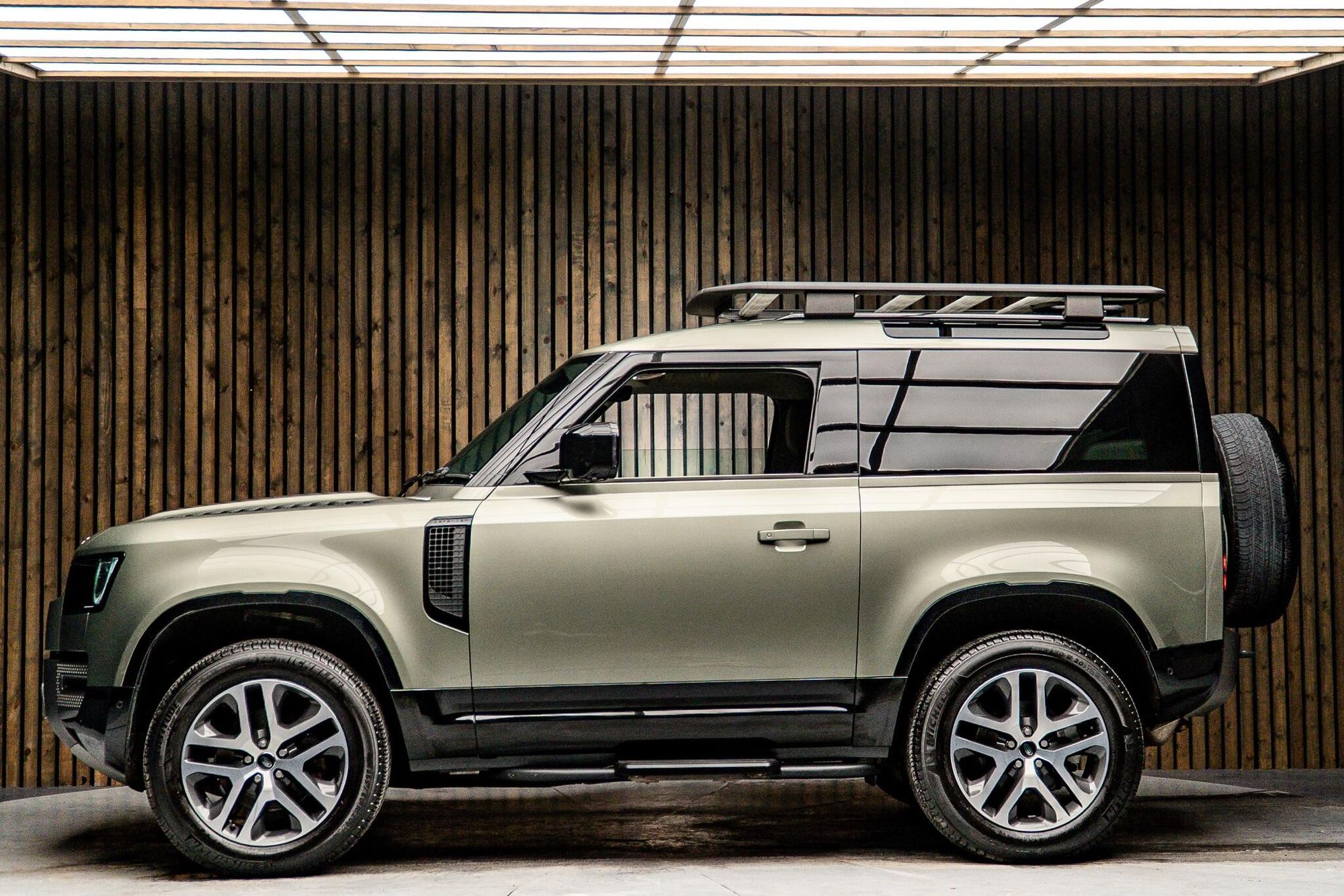 LAND ROVER DEFENDER ESTATE 2.0 P300 X-Dynamic SE 90 3dr Auto for sale UK - Slide 7