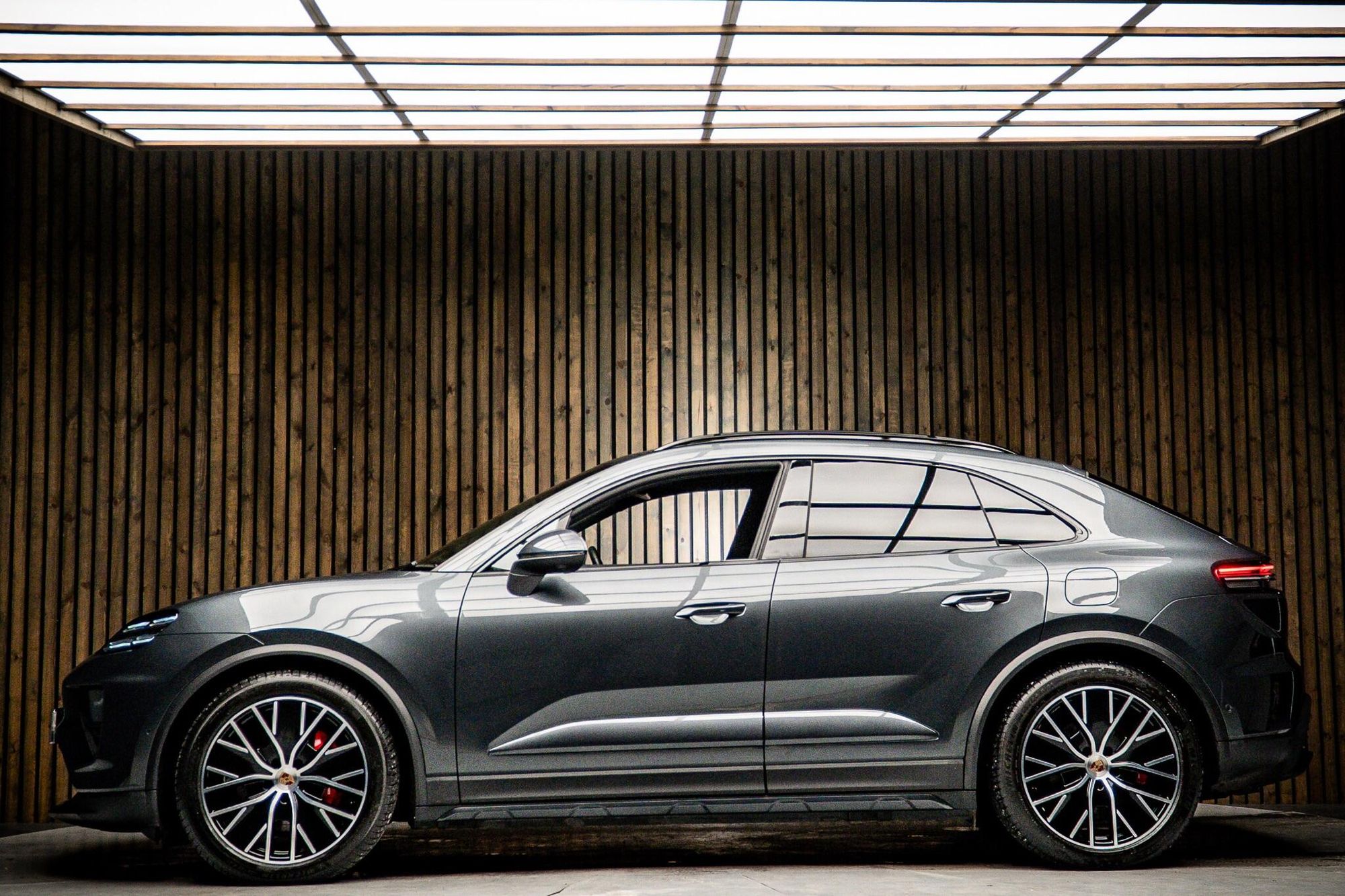 PORSCHE MACAN ELECTRIC ESTATE 380kW 4S 100kWh 5dr Auto for sale UK - Slide 7