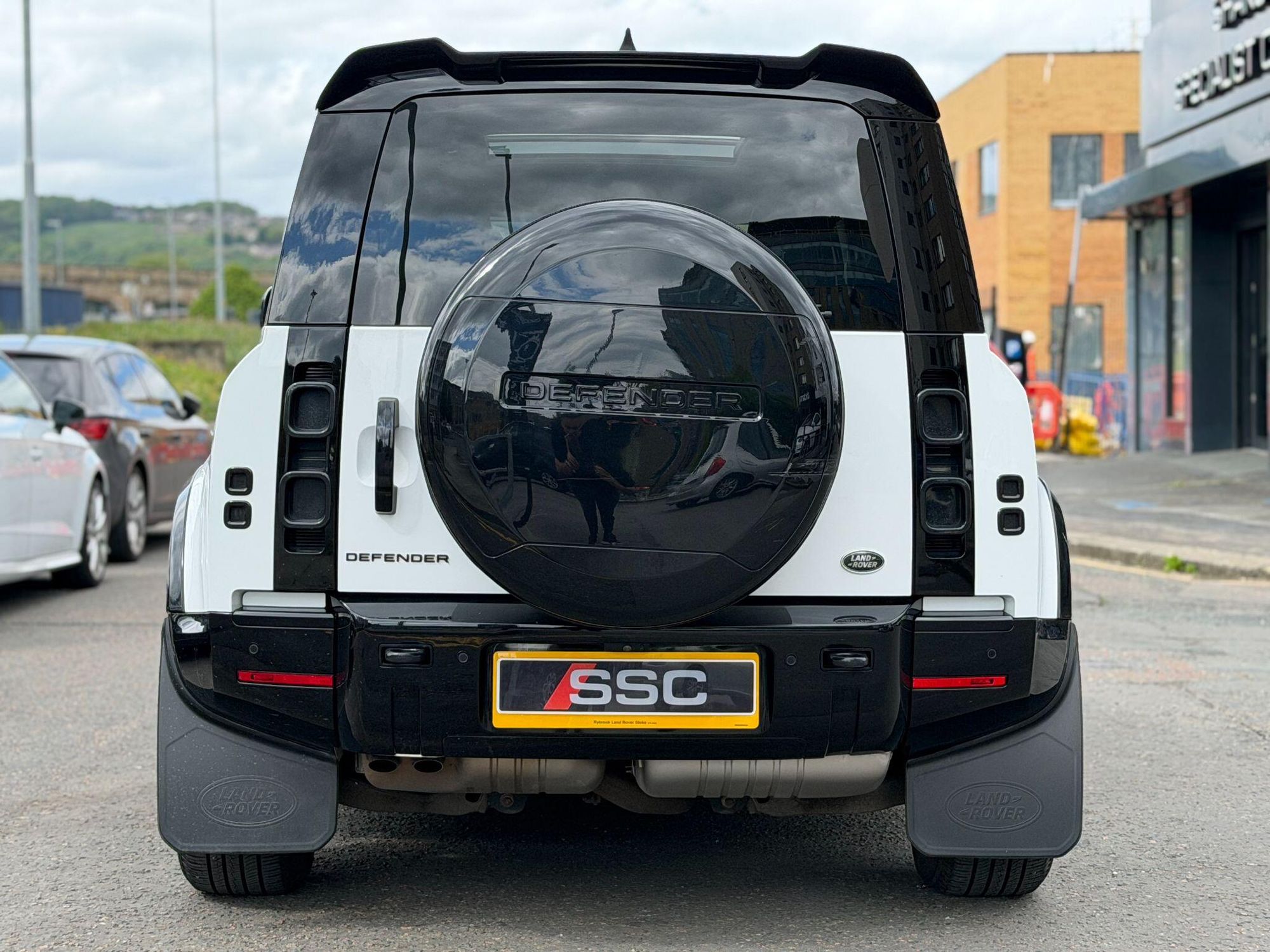 LAND ROVER DEFENDER DIESEL ESTATE 3.0 D250 X-Dynamic HSE 110 5dr Auto for sale UK - Slide 10