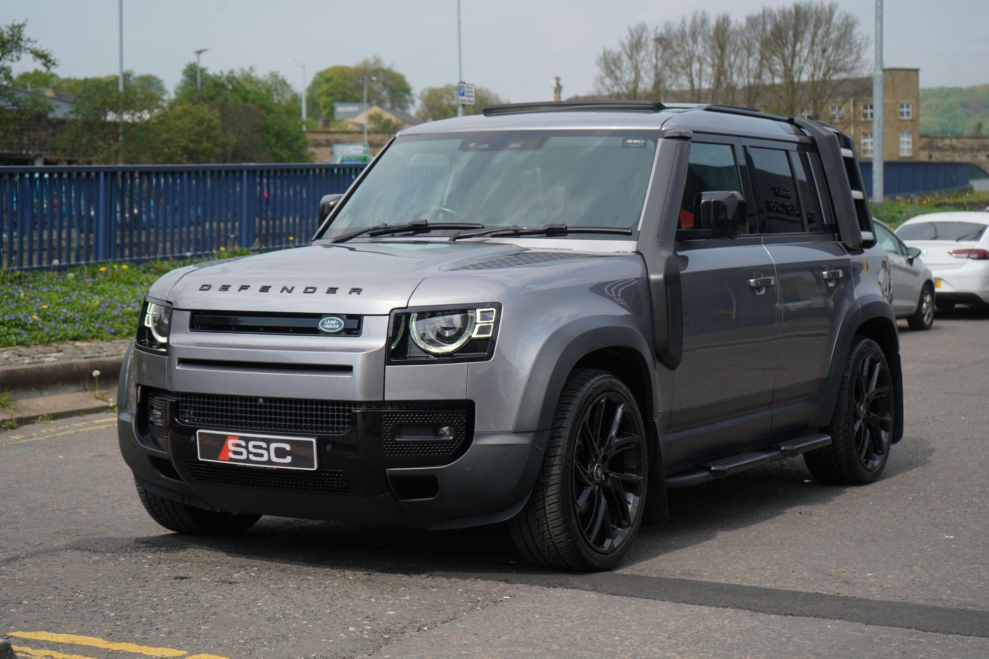 LAND ROVER DEFENDER DIESEL ESTATE 2.0 D240 SE 110 5dr Auto for sale UK - Slide 8