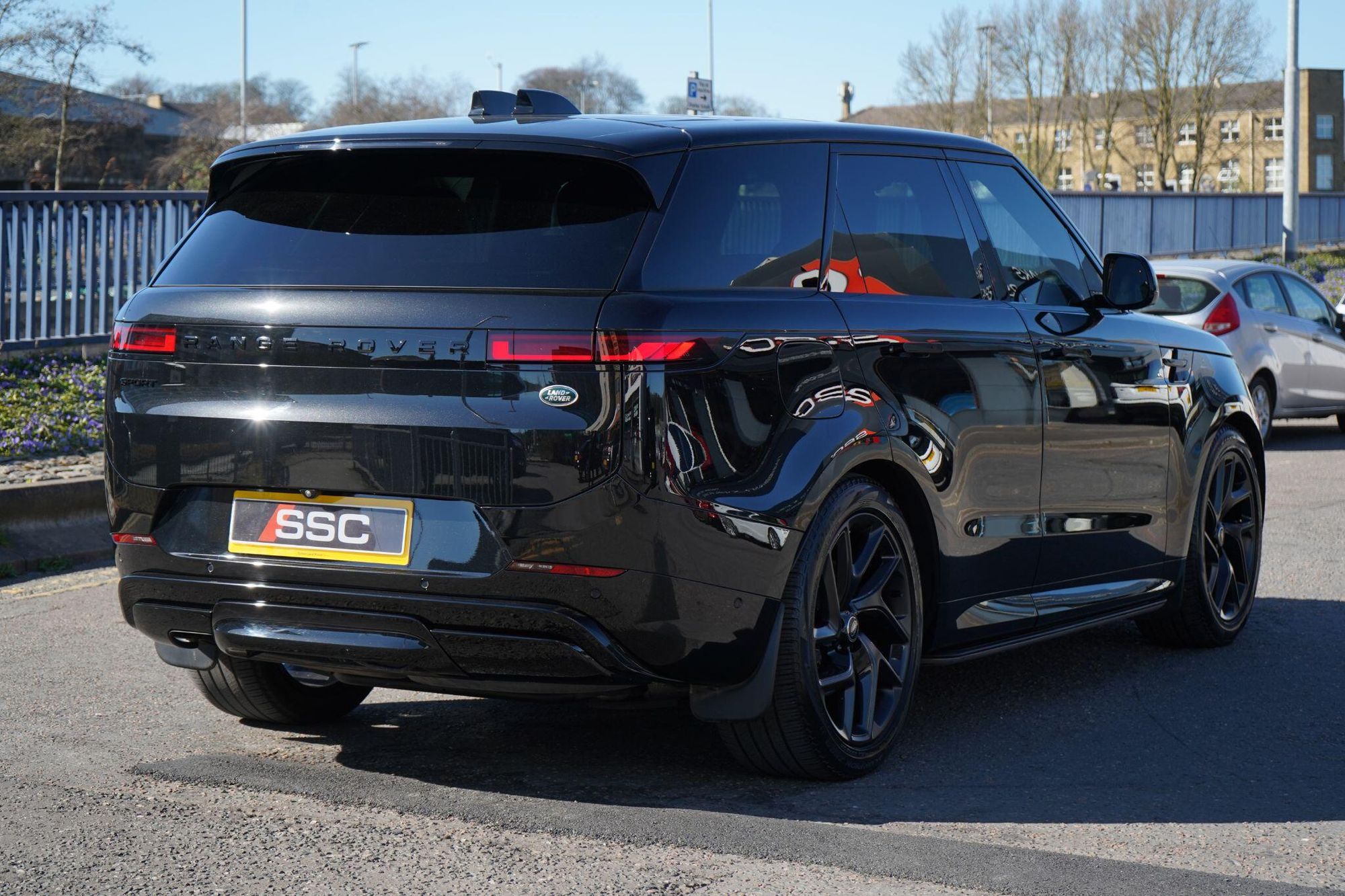 LAND ROVER RANGE ROVER SPORT DIESEL ESTATE 3.0 D300 Dynamic SE 5dr Auto for sale UK - Slide 10