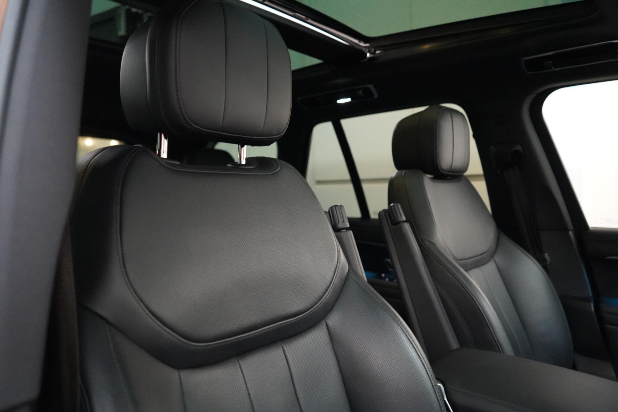 LAND ROVER RANGE ROVER ESTATE 3.0 P400 HSE 4dr Auto for sale UK - Slide 3