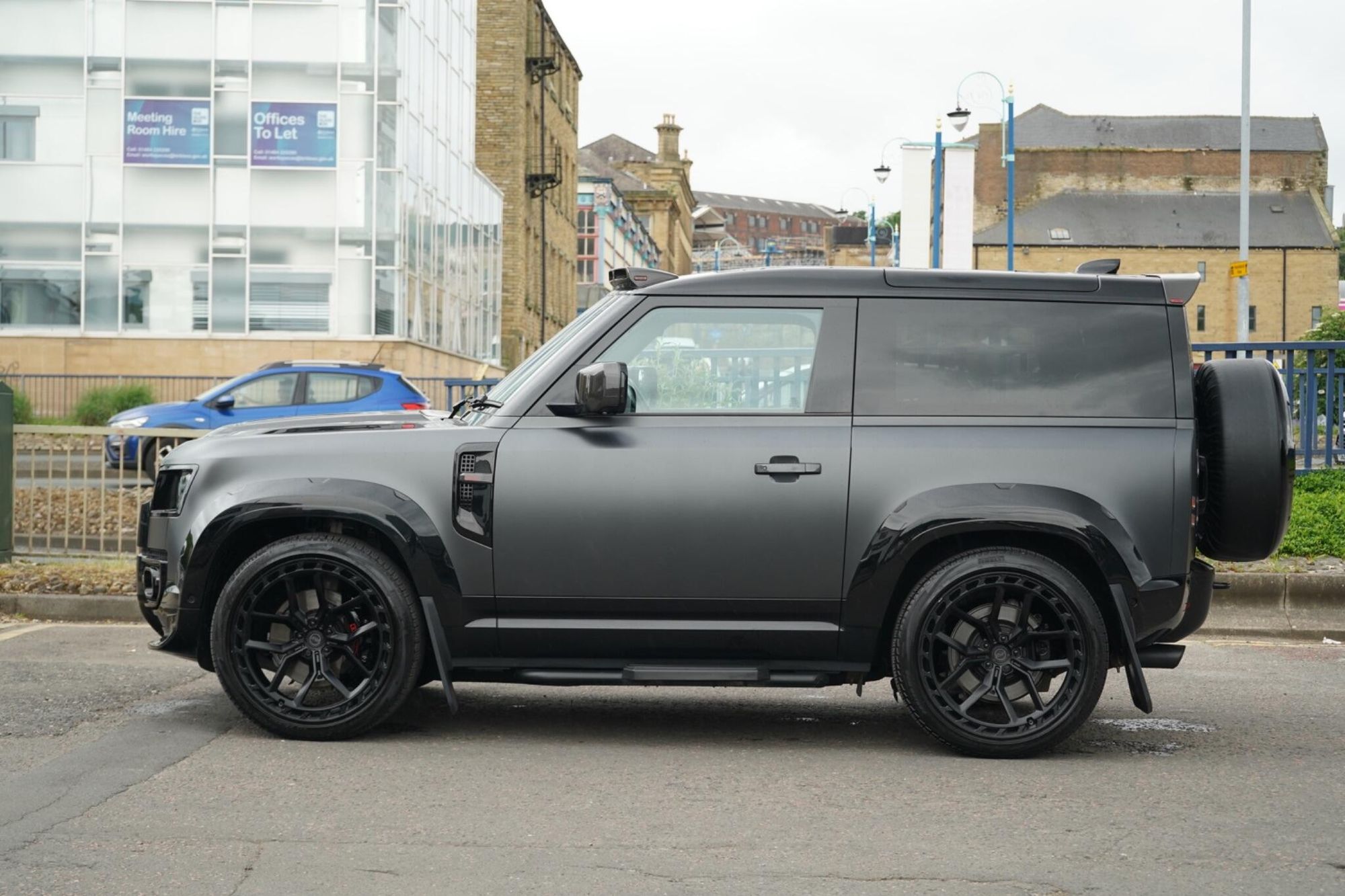 LAND ROVER DEFENDER ESTATE SPECIAL EDITIONS 5.0 P525 V8 Carpathian Edition 90 3dr Auto for sale UK - Slide 9