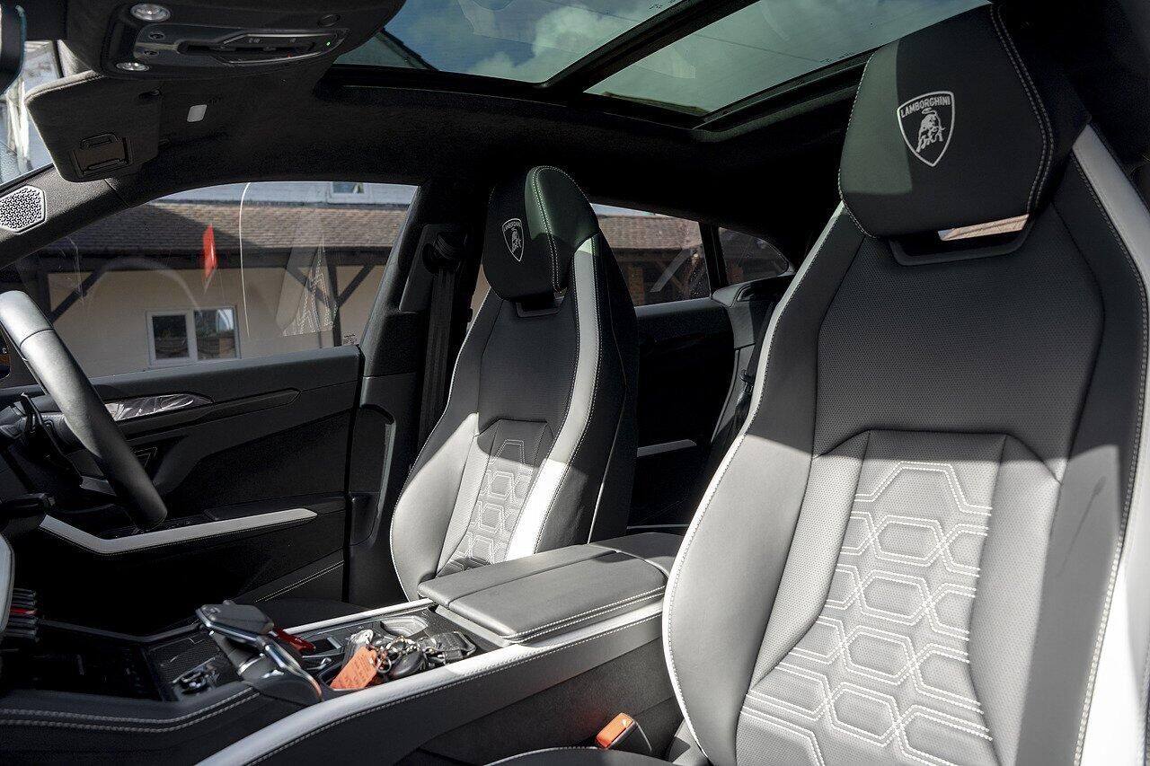 LAMBORGHINI URUS ESTATE 4.0T 25.9kWh Plug-in Hybrid FSI V8 5dr Auto for sale UK - Slide 10